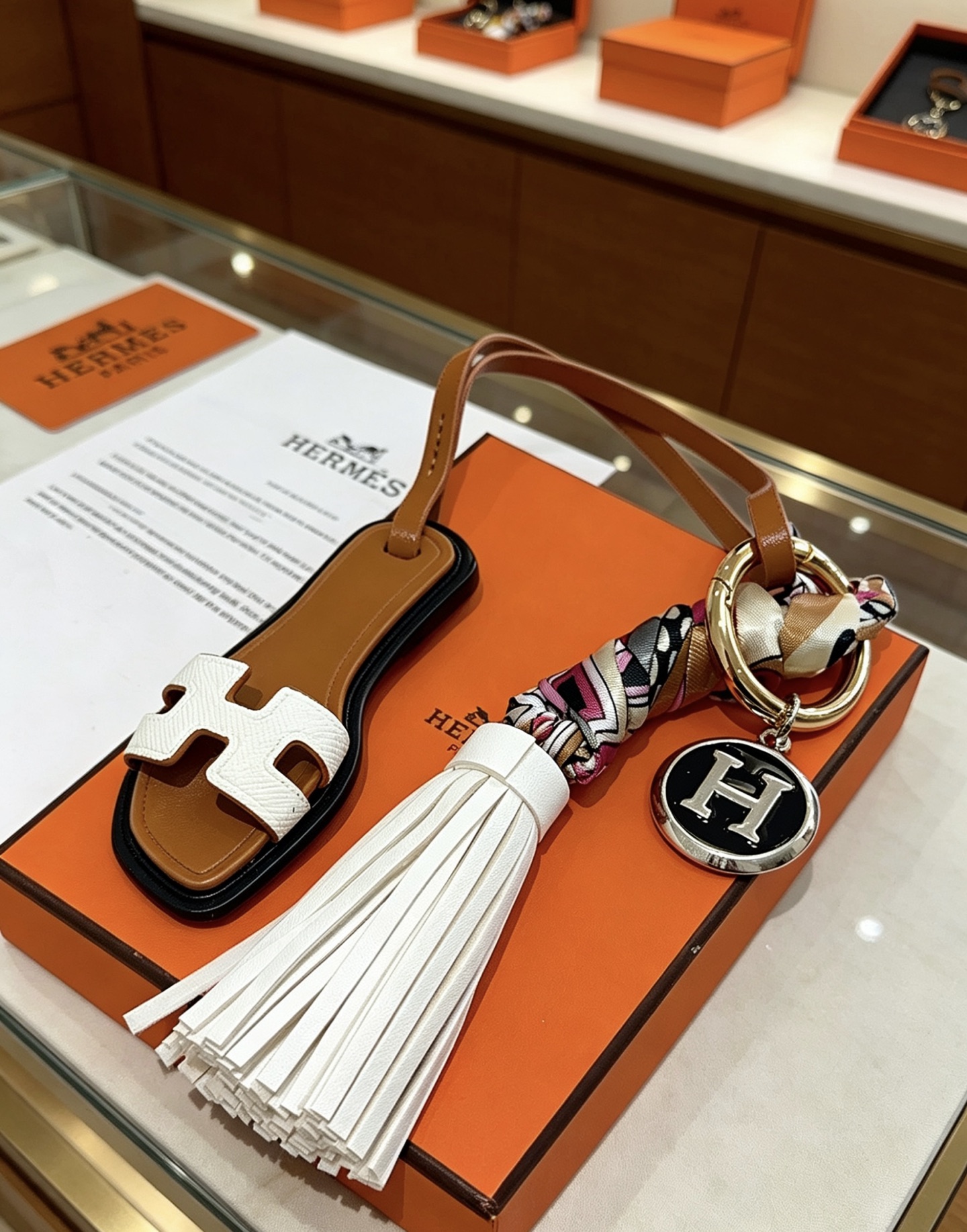 Hermes Oran Sandalo Nappa Chiave Ciondolo con ciondolo Metallo color oro pelle marrone chiaro pelle bianca smalto nero multicolor rosa marrone chiaro bianco nero twill di seta 12 cm lunghezza totale