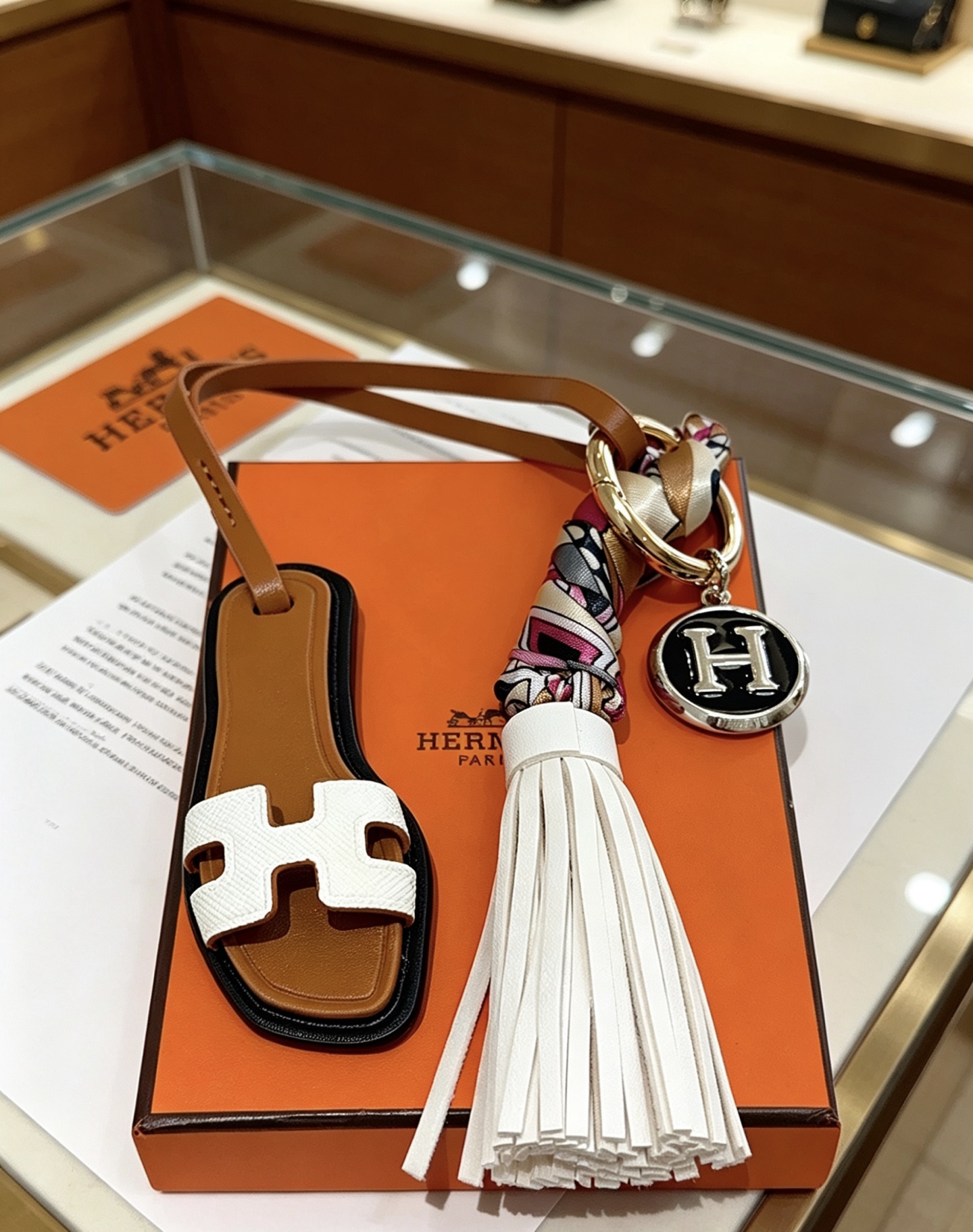 Hermes Oran Sandalo Nappa Chiave Ciondolo con ciondolo Metallo color oro pelle marrone chiaro pelle bianca smalto nero multicolor rosa marrone chiaro bianco nero twill di seta 12 cm lunghezza totale