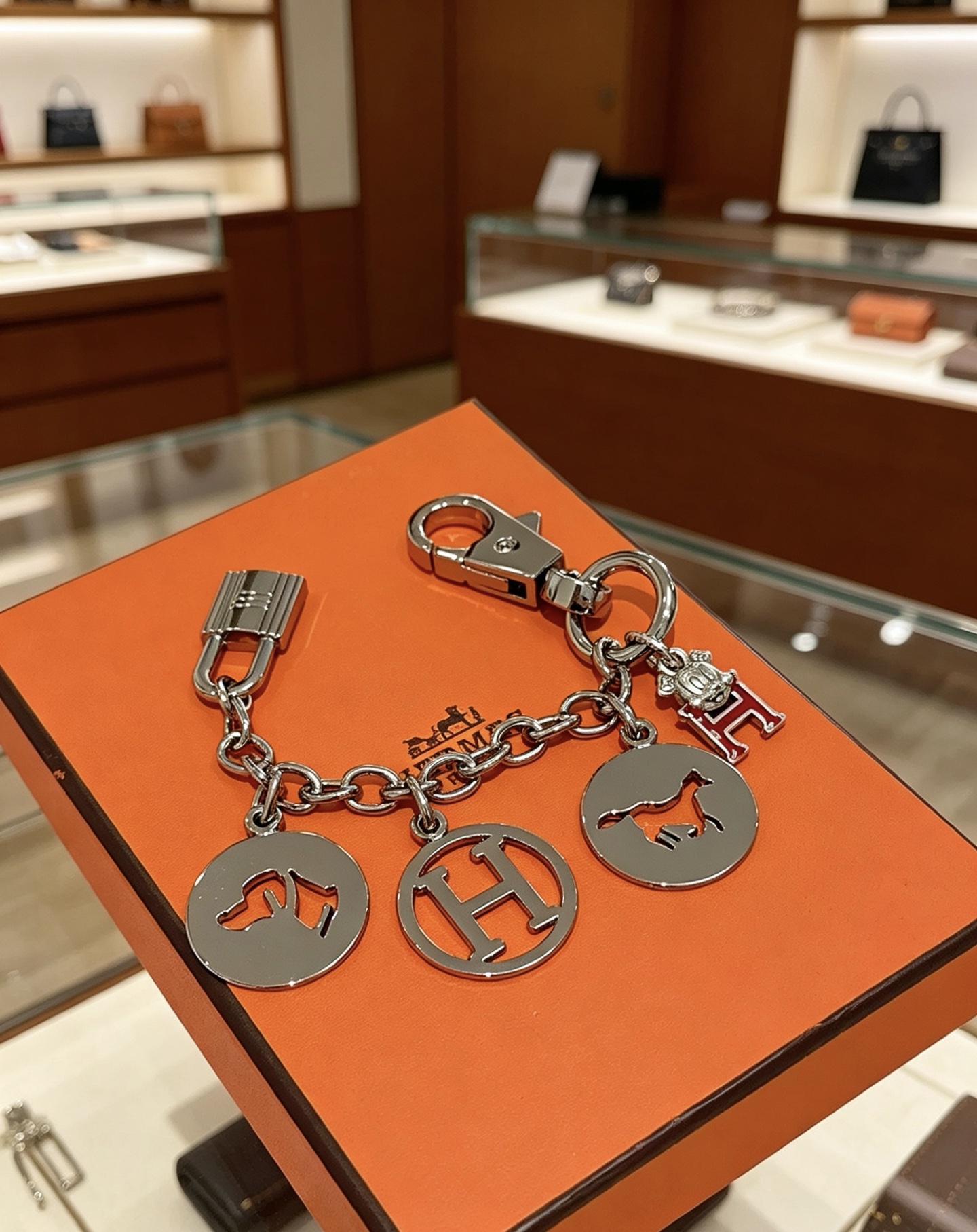 Ciondolo portachiavi Hermes Olga Charm Metallo color argento con accento H smaltato rosso 12 cm