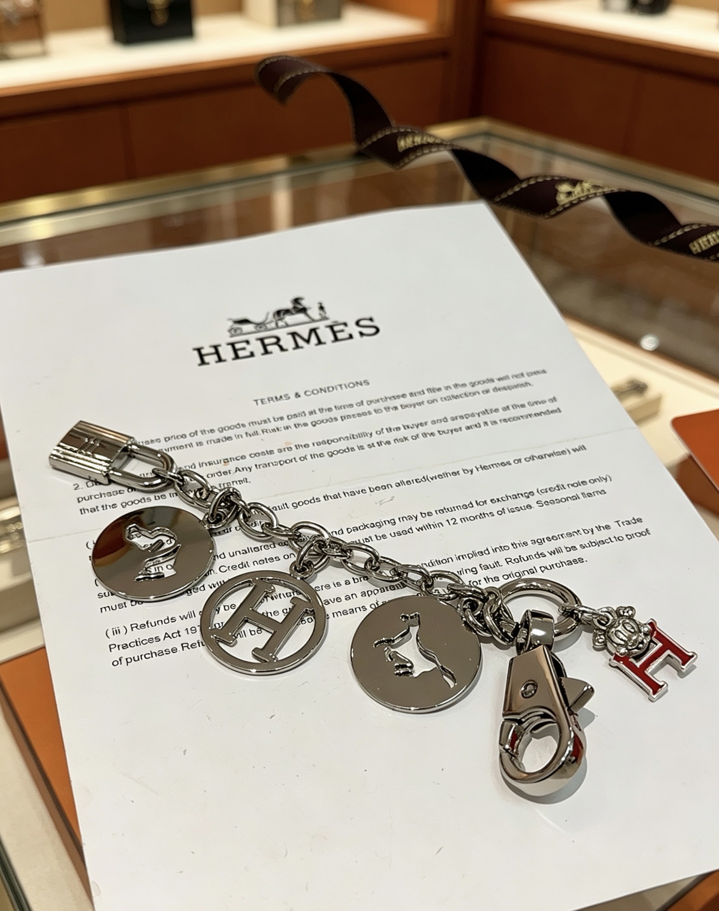 Ciondolo portachiavi Hermes Olga Charm Metallo color argento con accento H smaltato rosso 12 cm