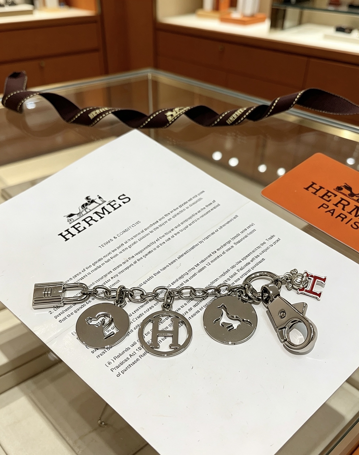 Ciondolo portachiavi Hermes Olga Charm Metallo color argento con accento H smaltato rosso 12 cm