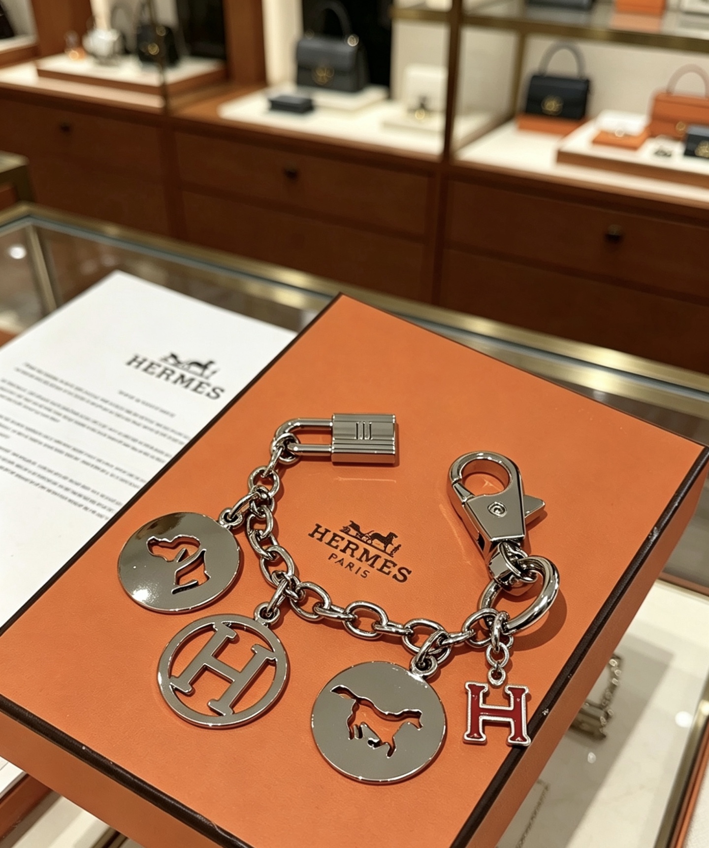 Ciondolo portachiavi Hermes Olga Charm Metallo color argento con accento H smaltato rosso 12 cm