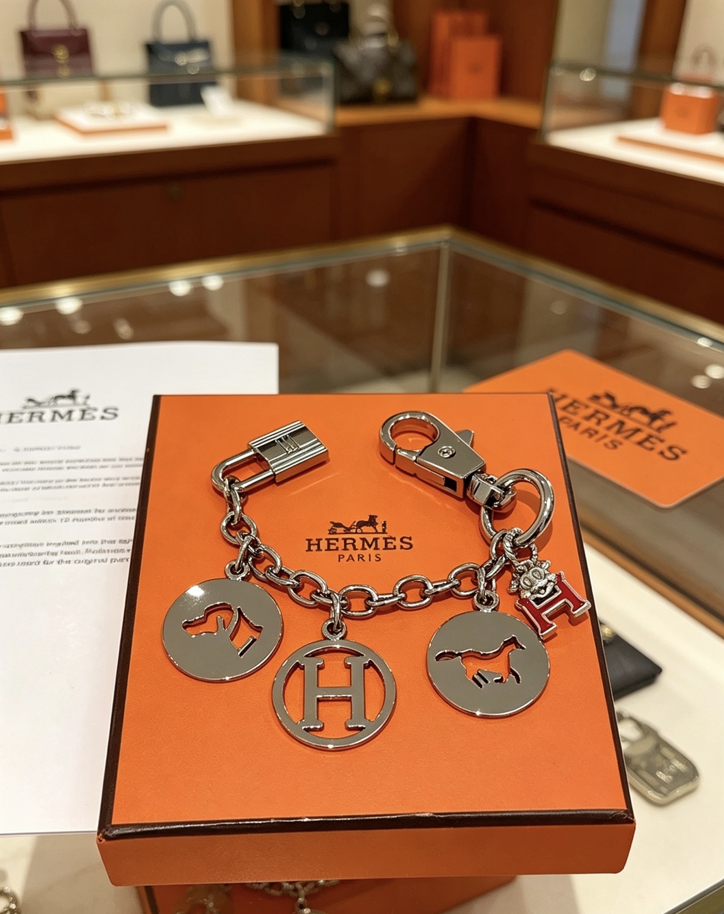Ciondolo portachiavi Hermes Olga Charm Metallo color argento con accento H smaltato rosso 12 cm