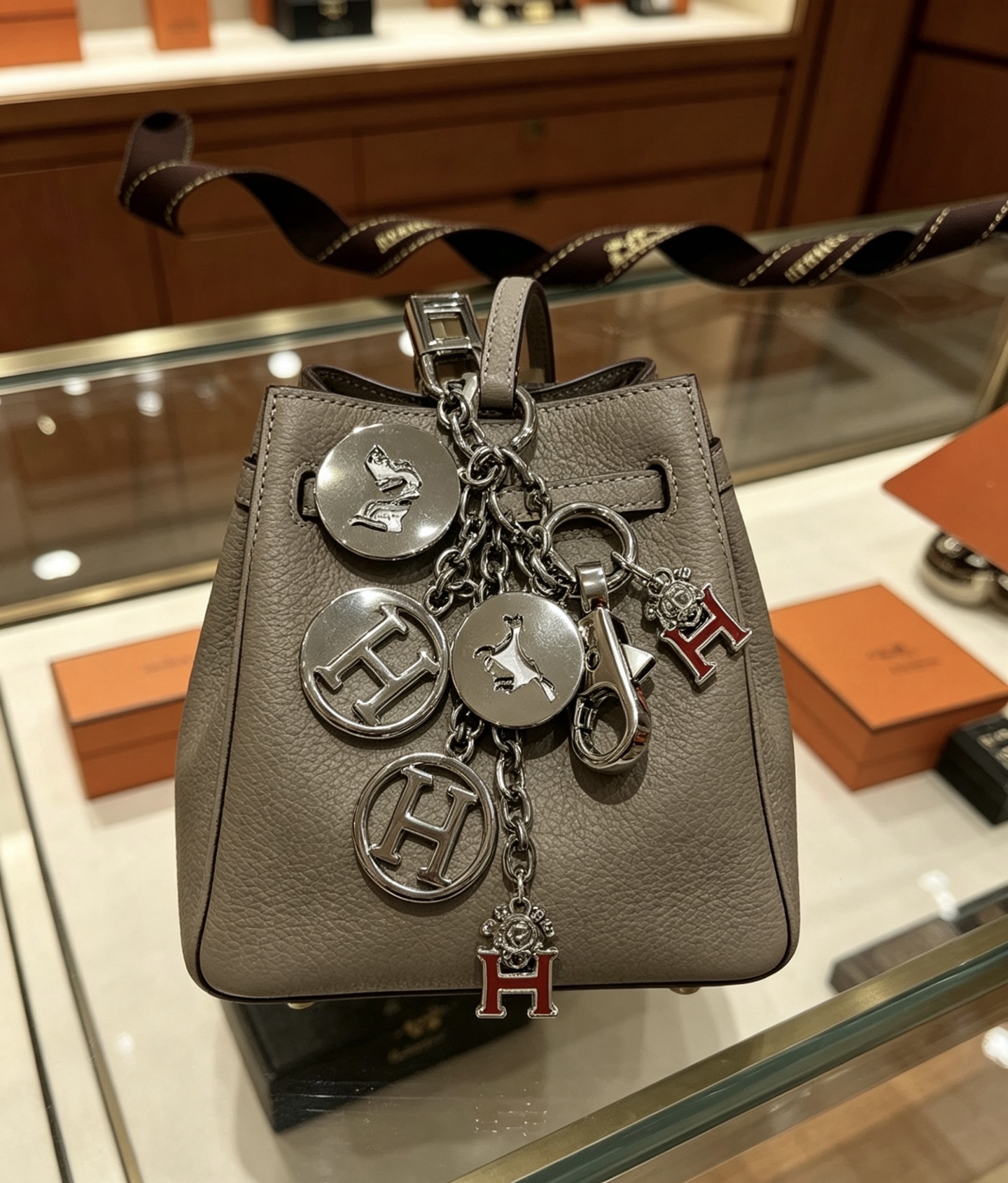 Ciondolo portachiavi Hermes Olga Charm Metallo color argento con accento H smaltato rosso 12 cm