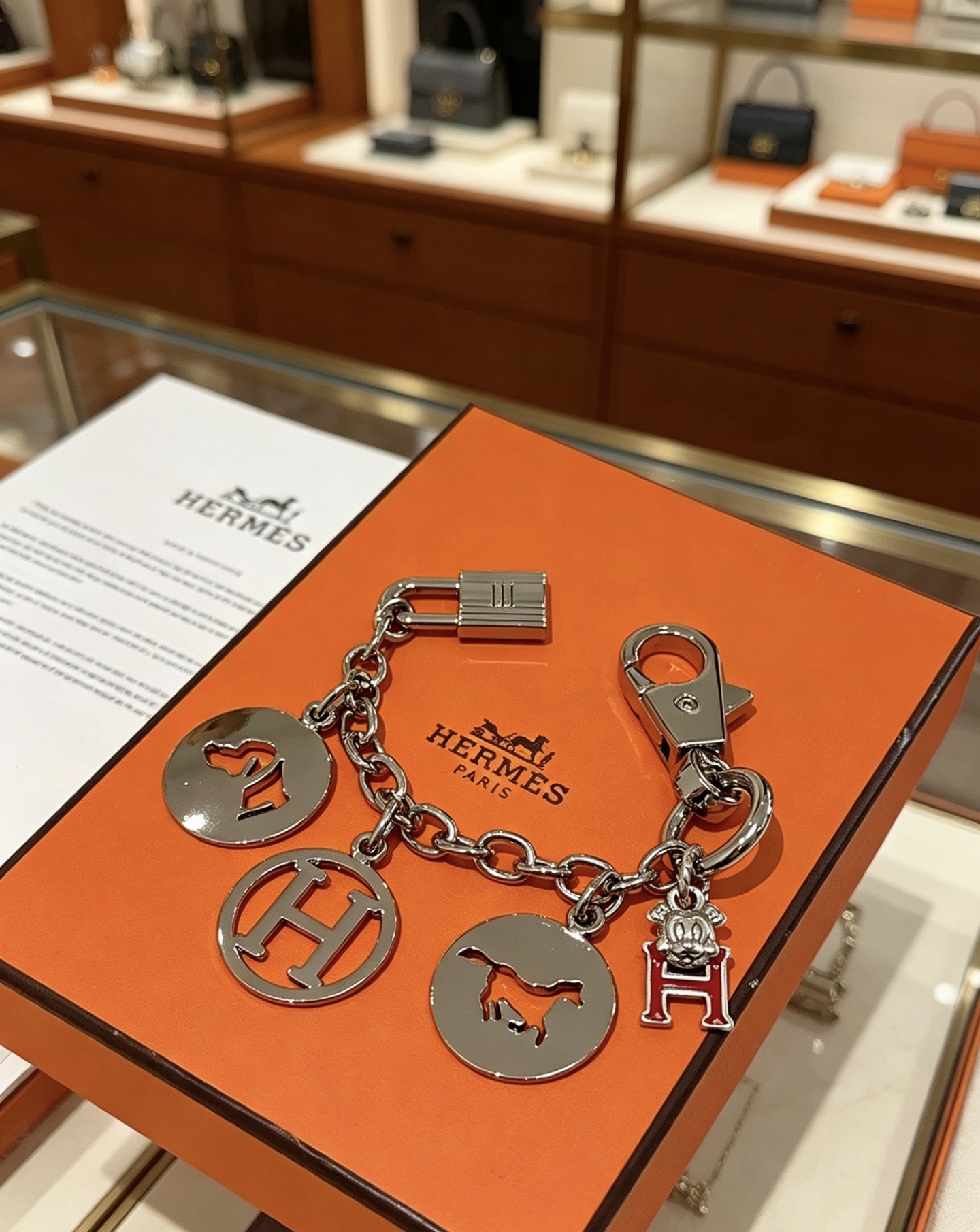 Ciondolo portachiavi Hermes Olga Charm Metallo color argento con accento H smaltato rosso 12 cm