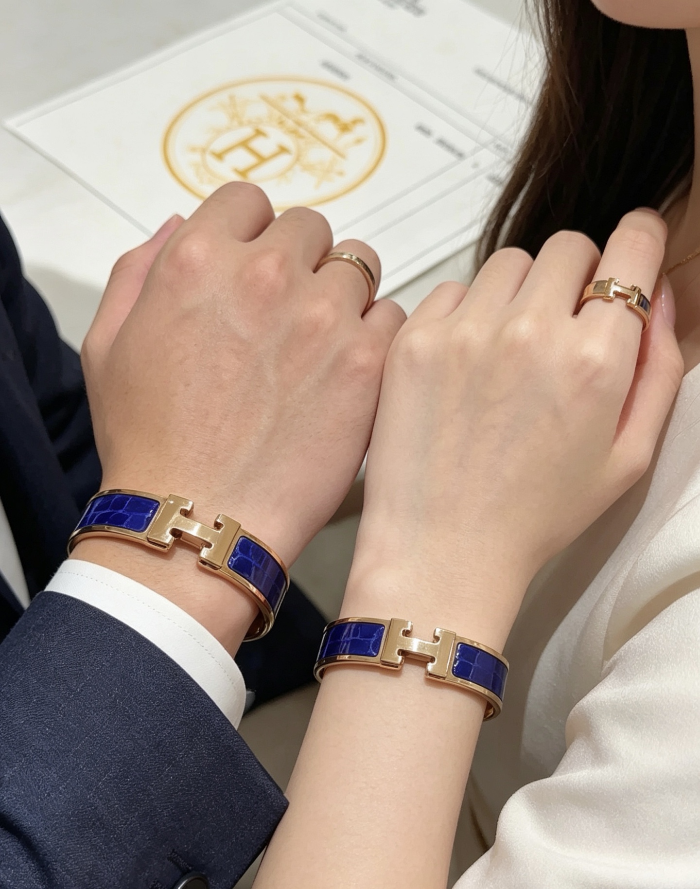 Bracciale Hermes Clic Clac H in metallo placcato oro rosa con smalto goffrato coccodrillo blu intenso PM