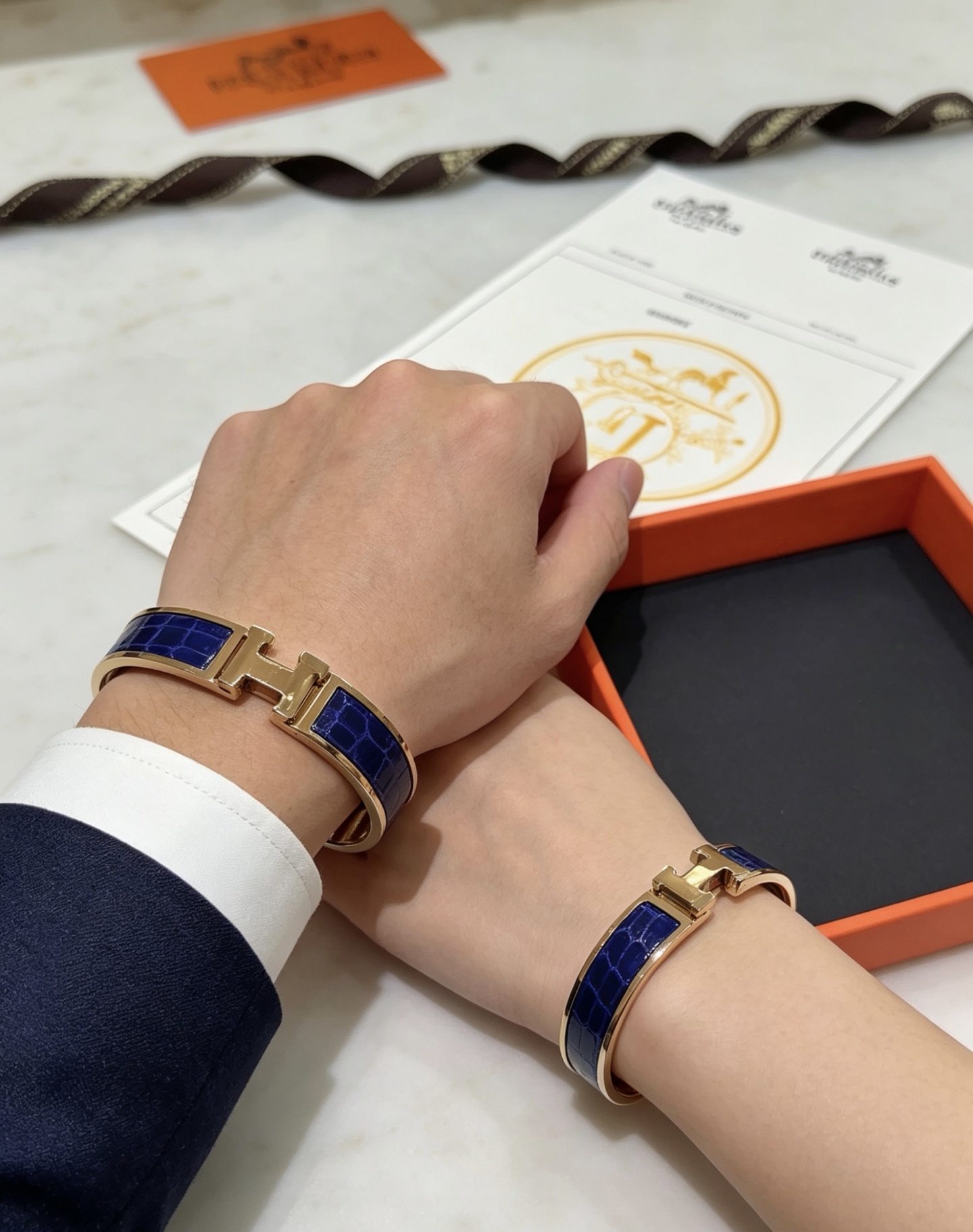 Bracciale Hermes Clic Clac H in metallo placcato oro rosa con smalto goffrato coccodrillo blu intenso PM