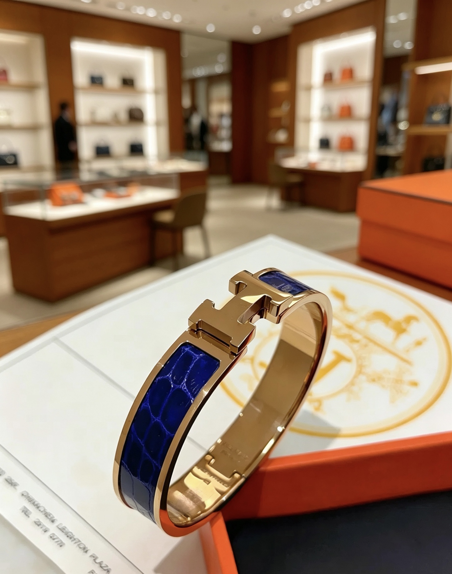 Bracciale Hermes Clic Clac H in metallo placcato oro rosa con smalto goffrato coccodrillo blu intenso PM