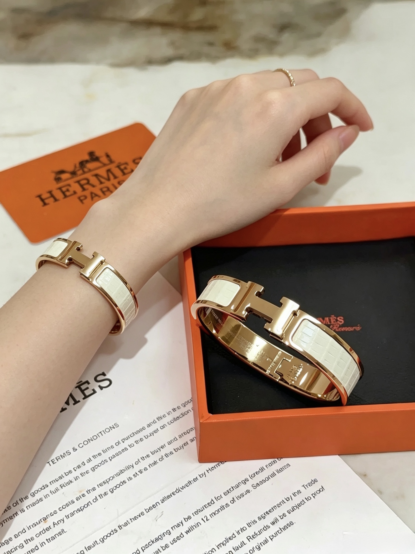 Bracciale Hermes Clic Clac H Metallo placcato oro rosa con inserto in smalto bianco sporco Circonferenza interna PM 17 cm