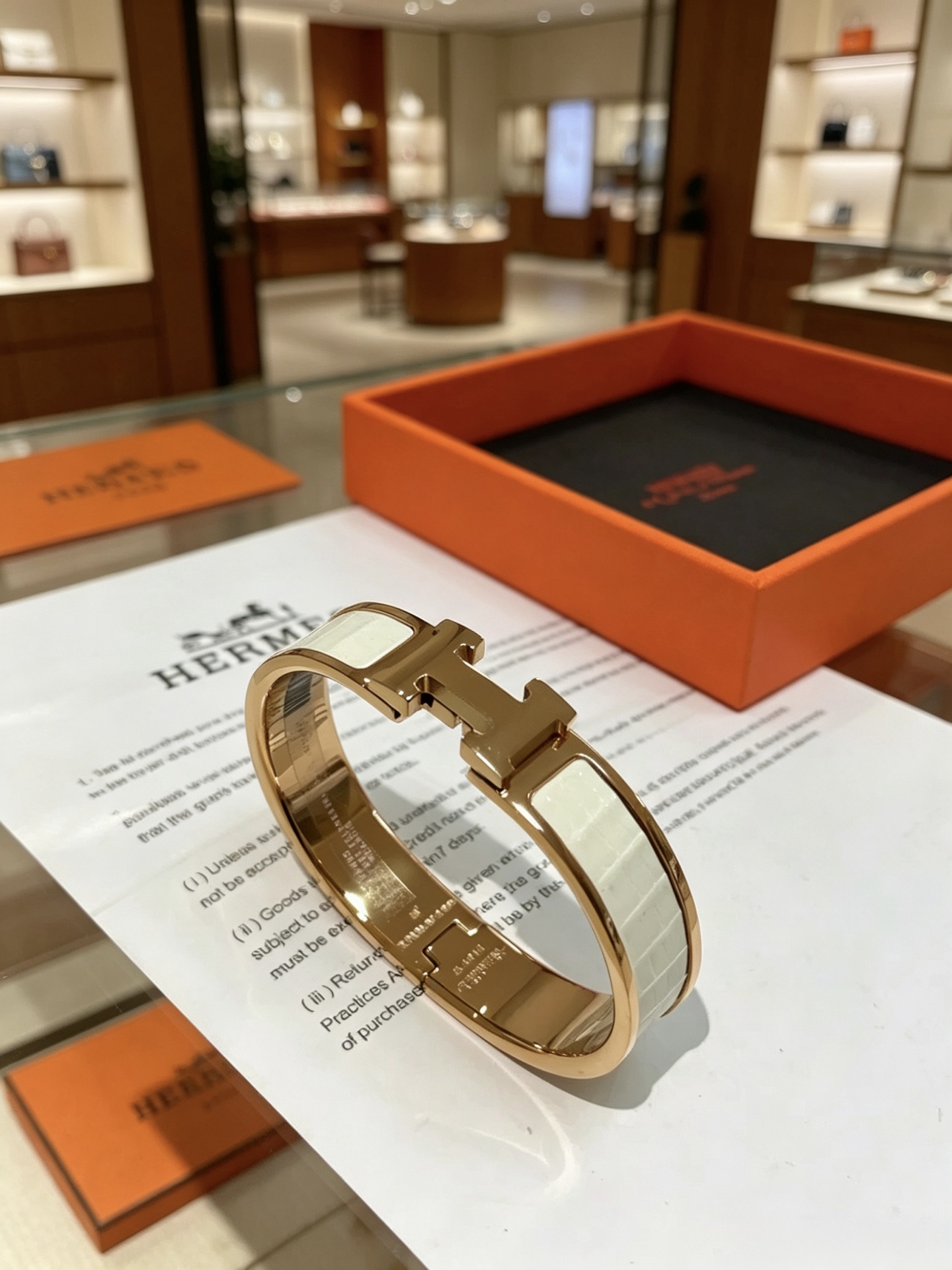 Bracciale Hermes Clic Clac H Metallo placcato oro rosa con inserto in smalto bianco sporco Circonferenza interna PM 17 cm