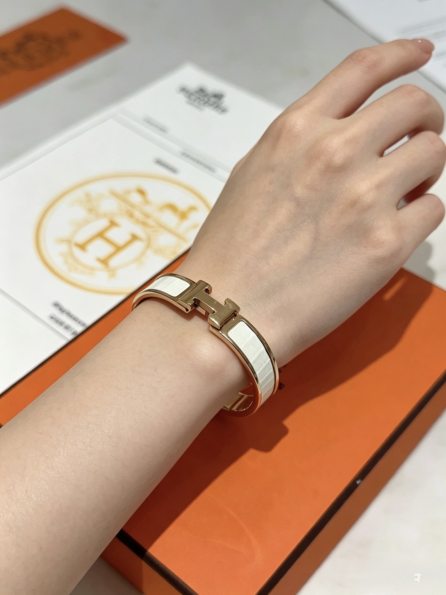 Bracciale Hermes Clic Clac H Metallo placcato oro rosa con inserto in smalto bianco sporco Circonferenza interna PM 17 cm