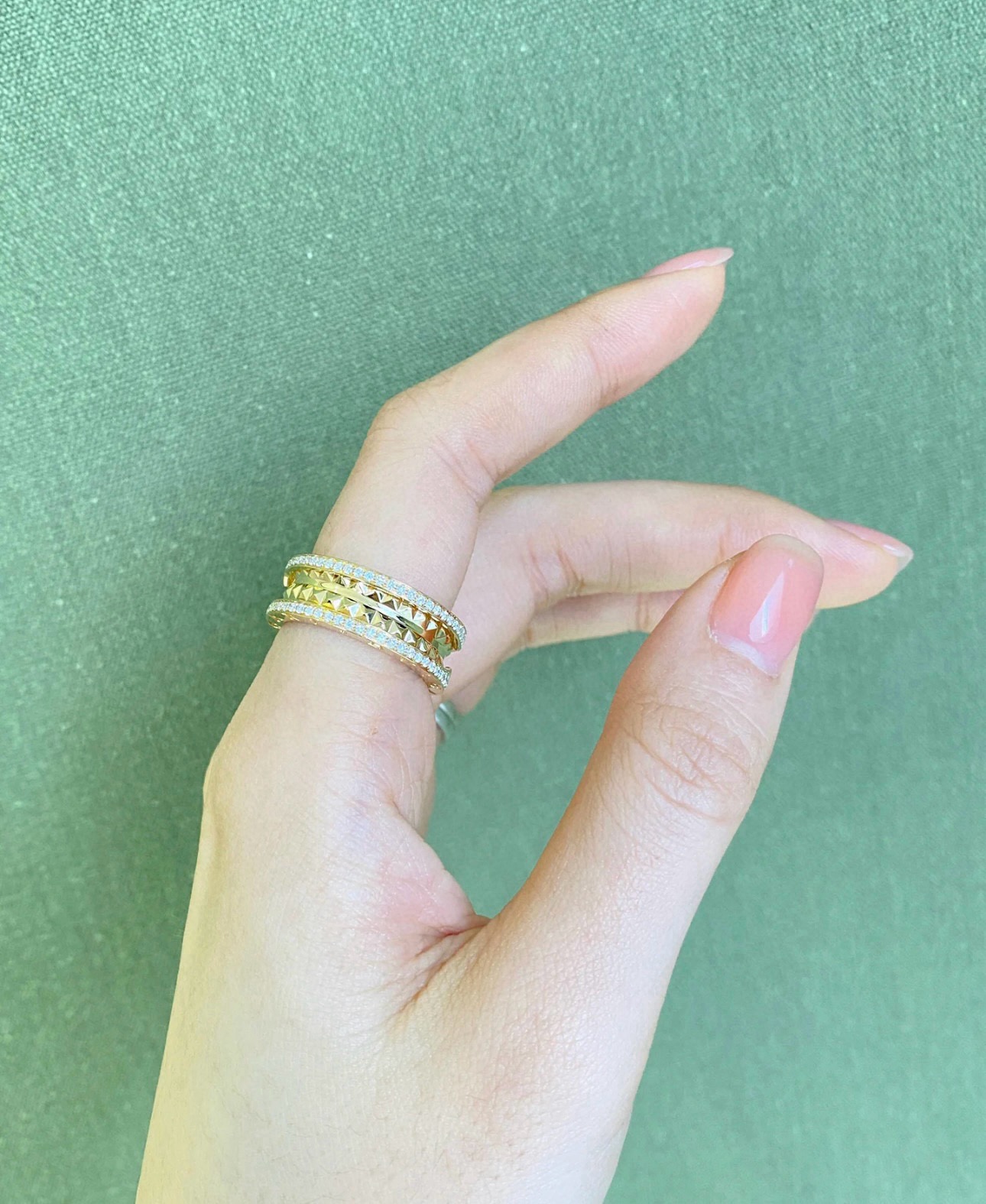 Bvlgari B zero1 Rock ring 18k yellow gold with clear diamond accents 54
