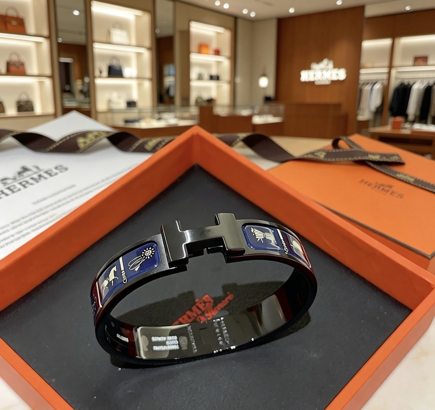Hermes Clic Clac H Pulsera de esmalte con estampado ecuestre pulsera de metal chapado en negro con esmalte azul marino y estampado ecuestre en oro claro 19