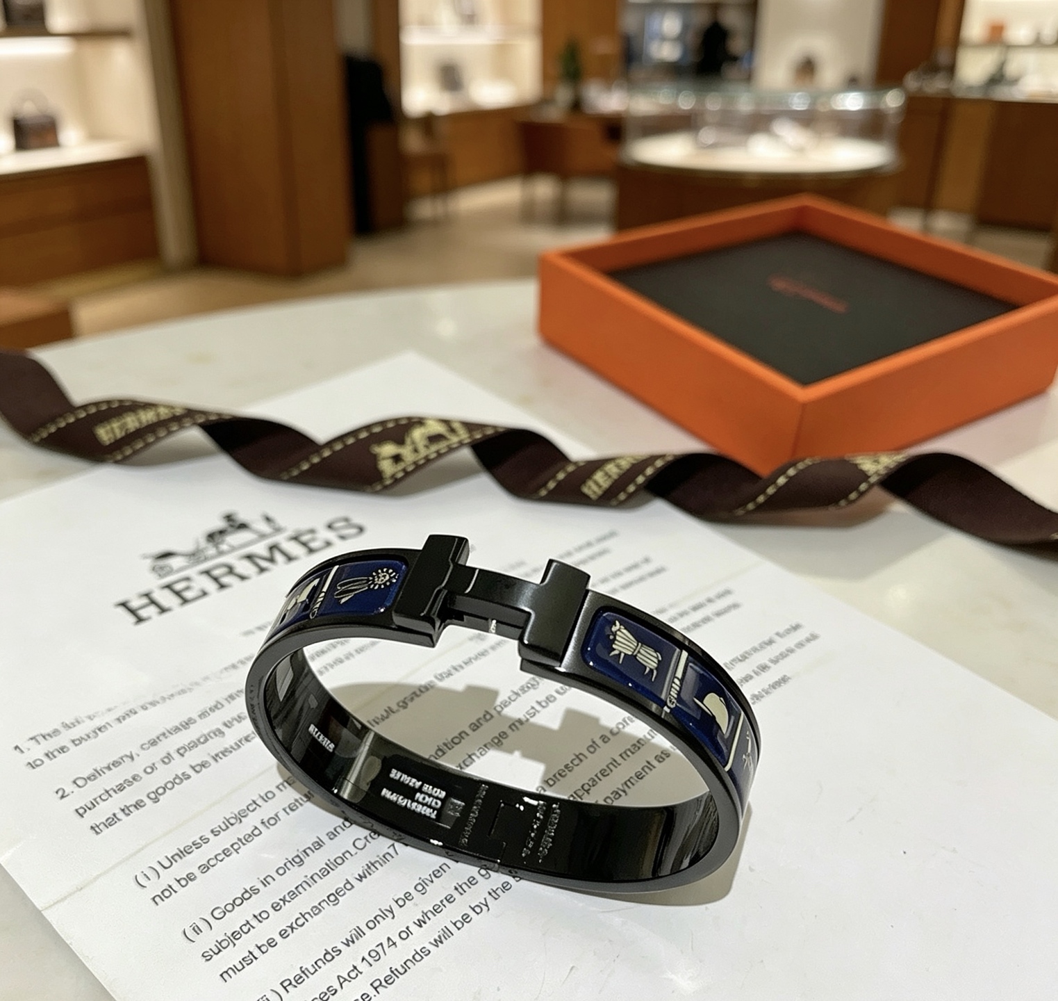 Hermes Clic Clac H Pulsera de esmalte con estampado ecuestre pulsera de metal chapado en negro con esmalte azul marino y estampado ecuestre en oro claro 19