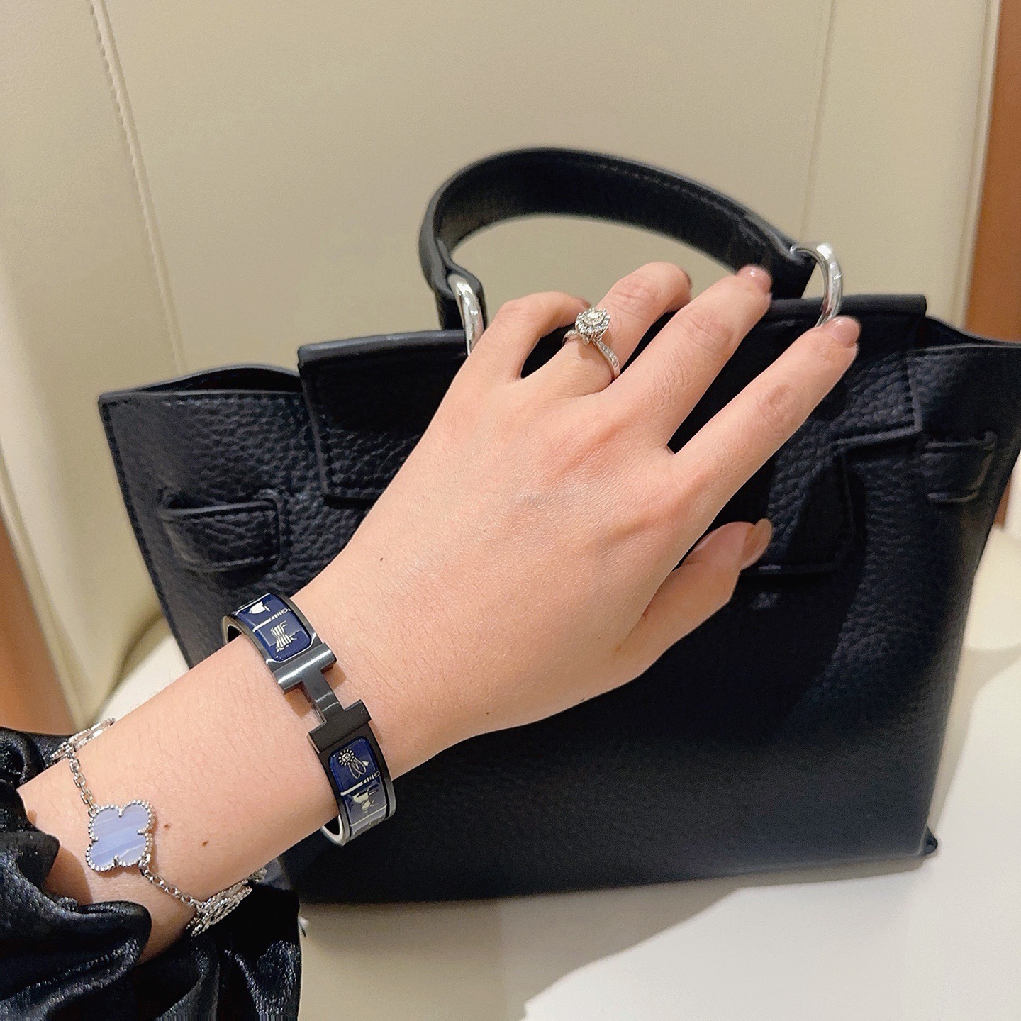 Hermes Clic Clac H Pulsera de esmalte con estampado ecuestre pulsera de metal chapado en negro con esmalte azul marino y estampado ecuestre en oro claro 19
