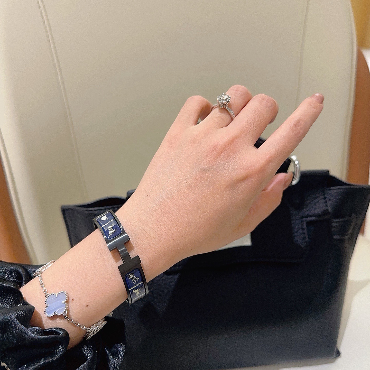 Hermes Clic Clac H Pulsera de esmalte con estampado ecuestre pulsera de metal chapado en negro con esmalte azul marino y estampado ecuestre en oro claro 19