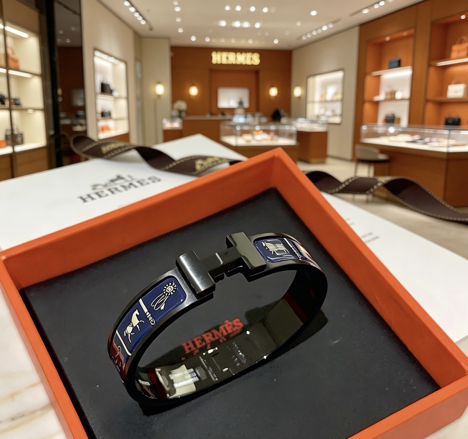 Hermes Clic Clac H Pulsera de esmalte con estampado ecuestre pulsera de metal chapado en negro con esmalte azul marino y estampado ecuestre en oro claro 19