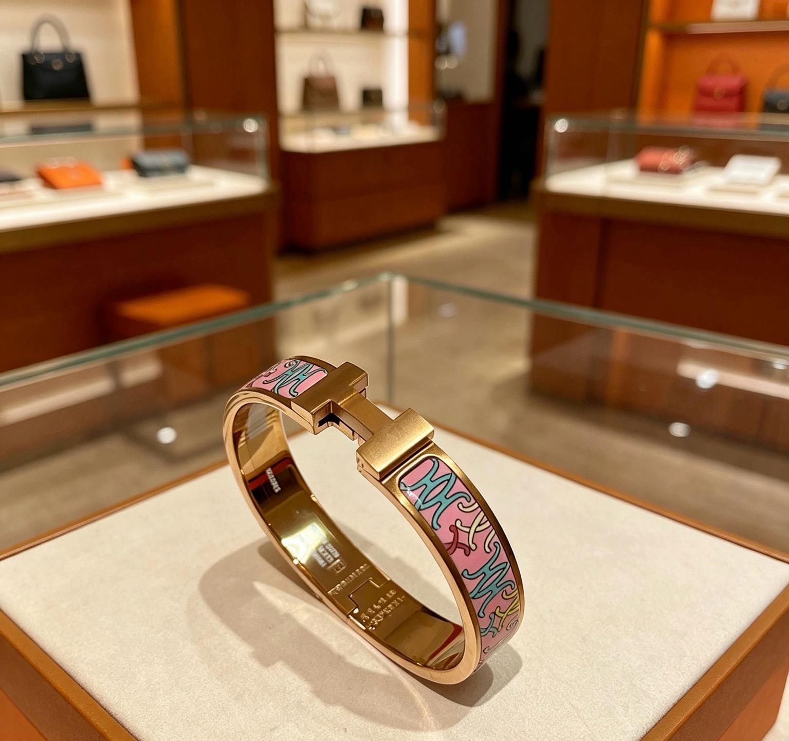 Pulsera Hermes Clic H de metal dorado rosa con esmalte rosa con motivos decorativos multicolores 17
