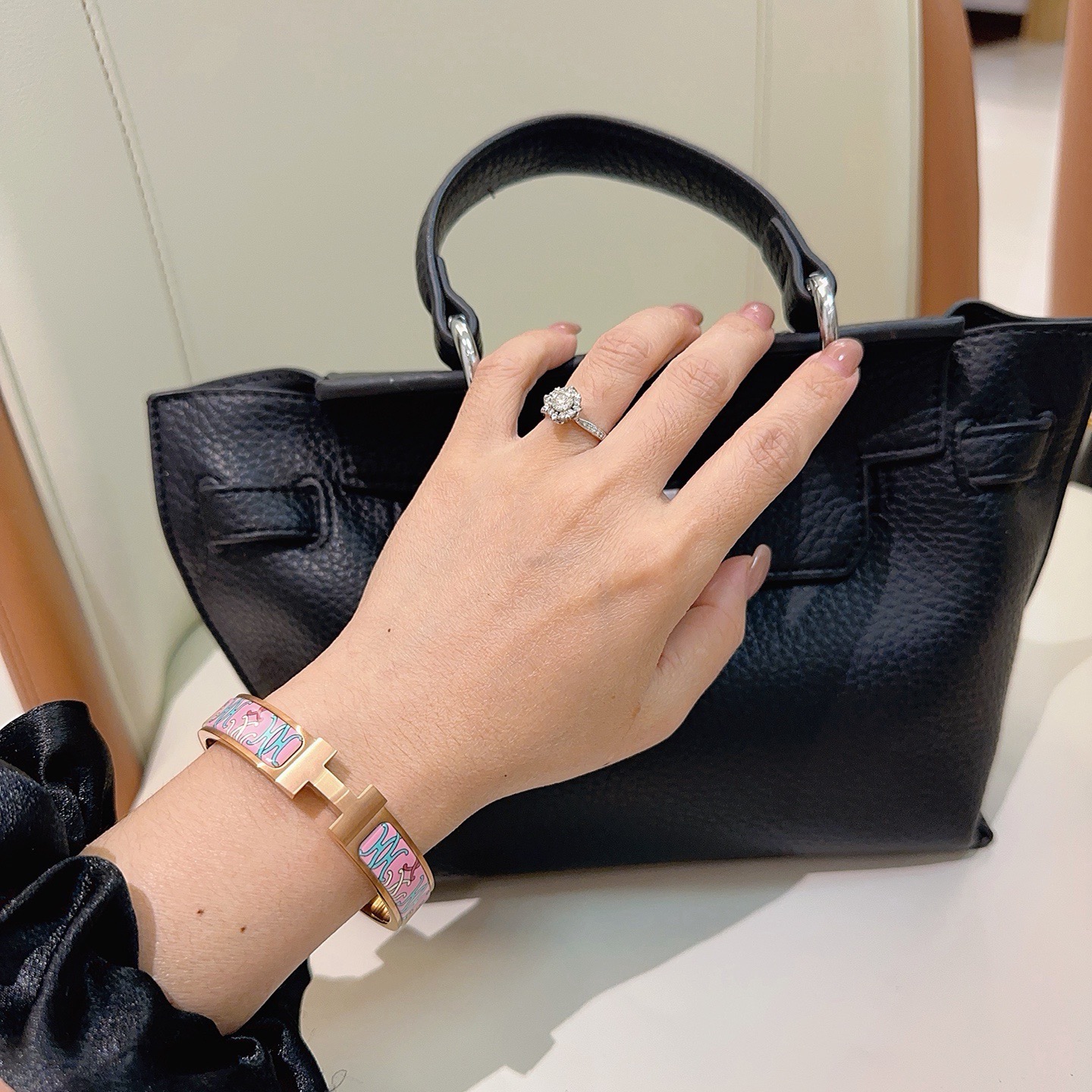 Pulsera Hermes Clic H de metal dorado rosa con esmalte rosa con motivos decorativos multicolores 17