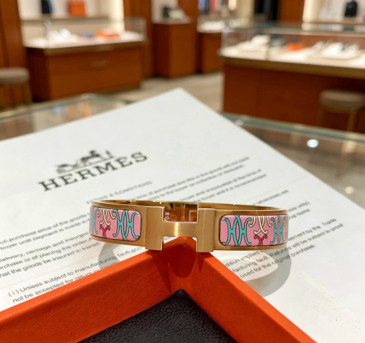 Pulsera Hermes Clic H de metal dorado rosa con esmalte rosa con motivos decorativos multicolores 17