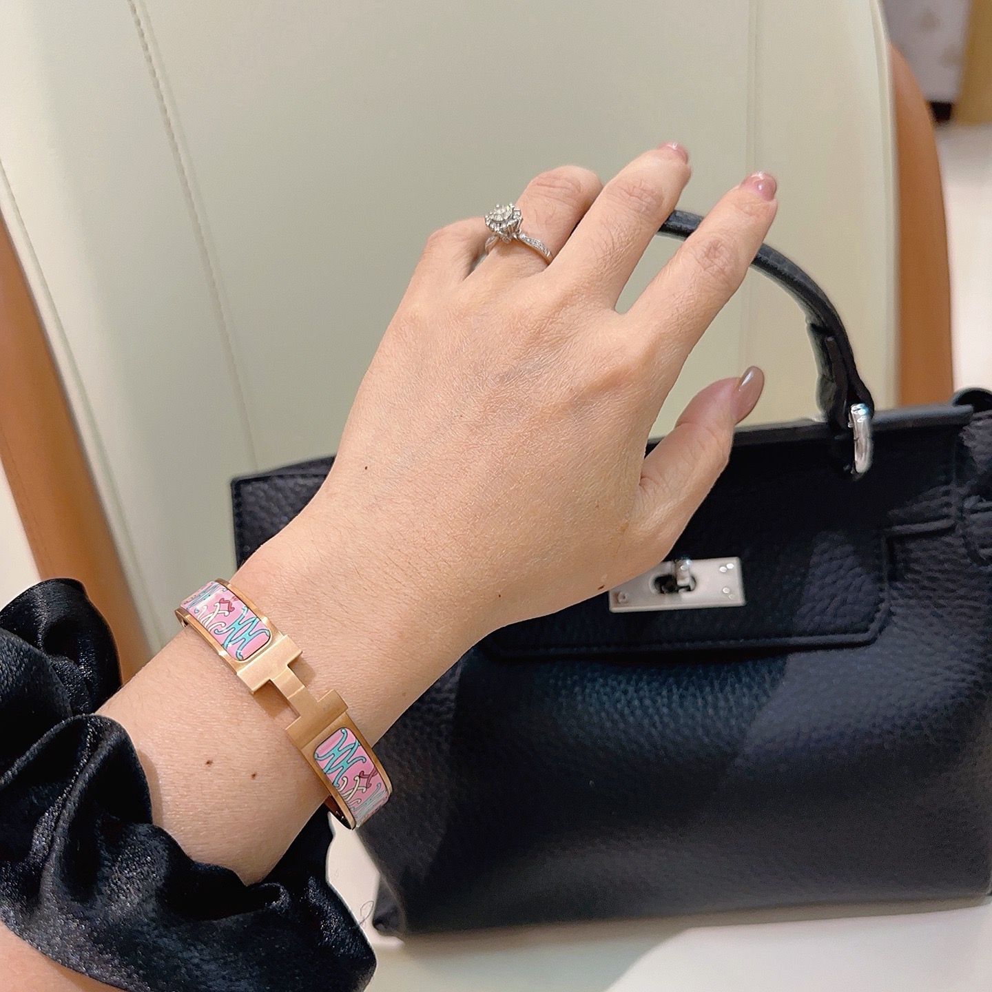 Pulsera Hermes Clic H de metal dorado rosa con esmalte rosa con motivos decorativos multicolores 17