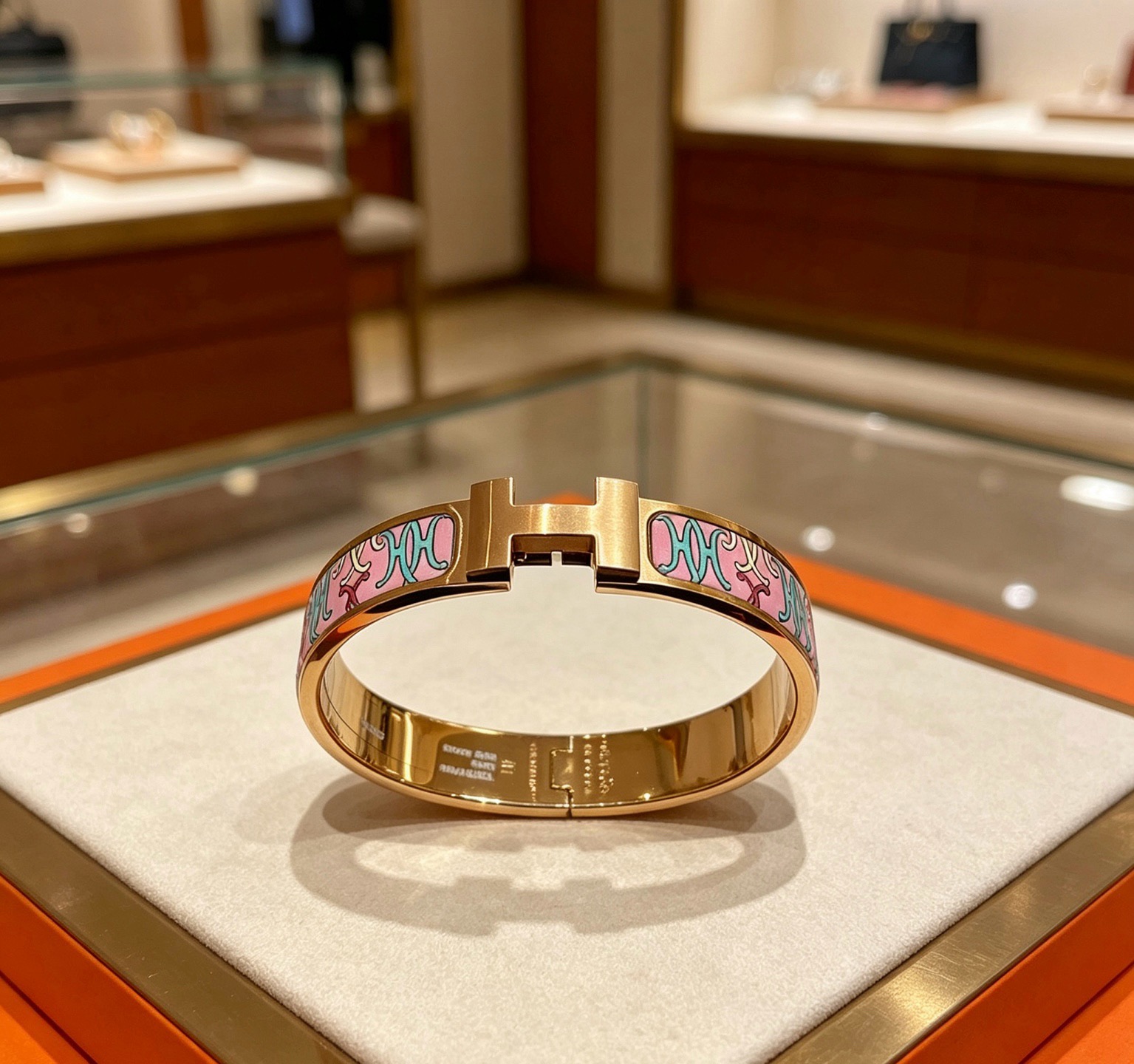 Pulsera Hermes Clic H de metal dorado rosa con esmalte rosa con motivos decorativos multicolores 17