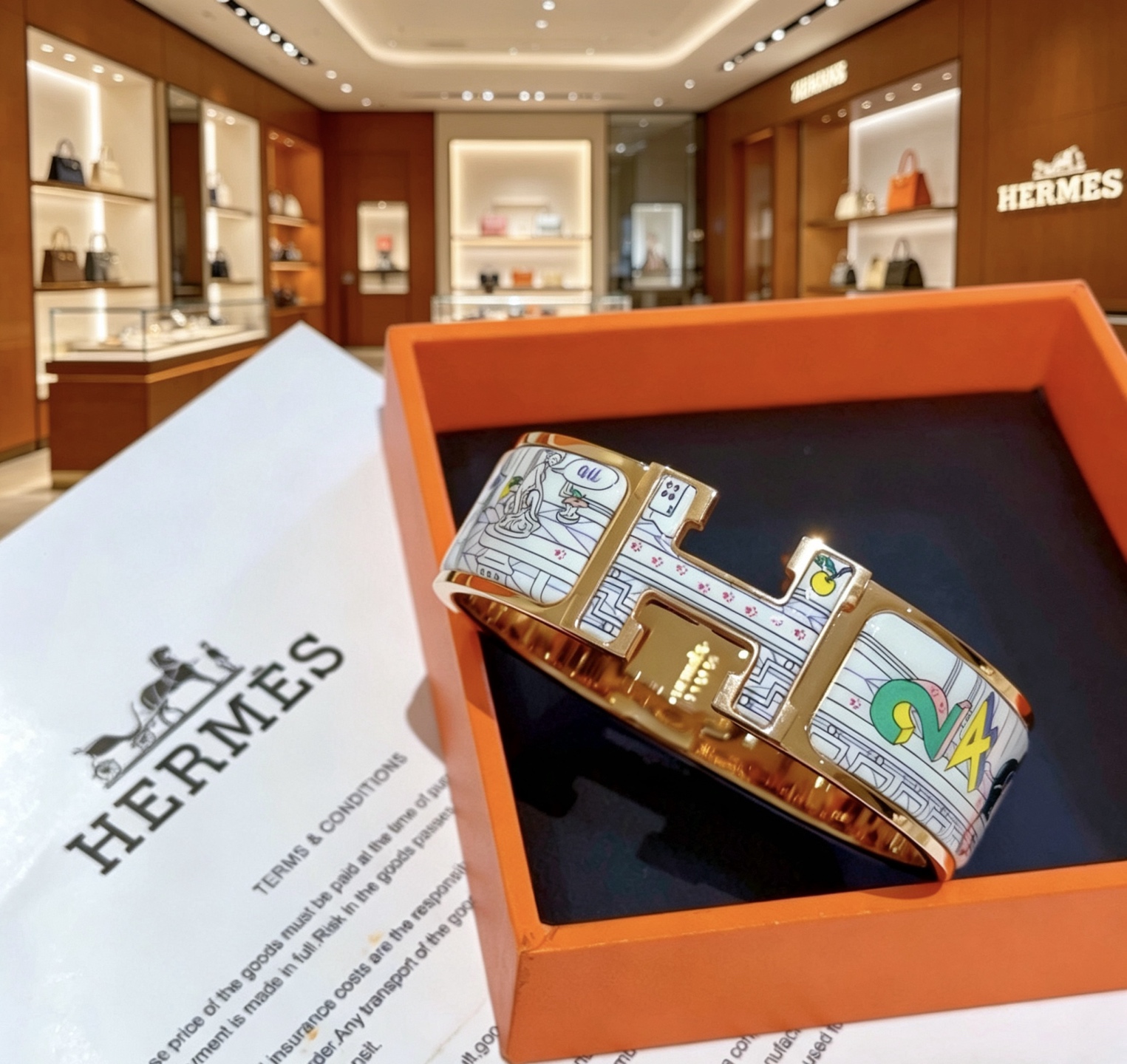Hermes Clic Clac H Bracciale largo smaltato con stampa New York City Bracciale Metallo placcato oro rosa con smalto bianco stampato multicolore 20 mm