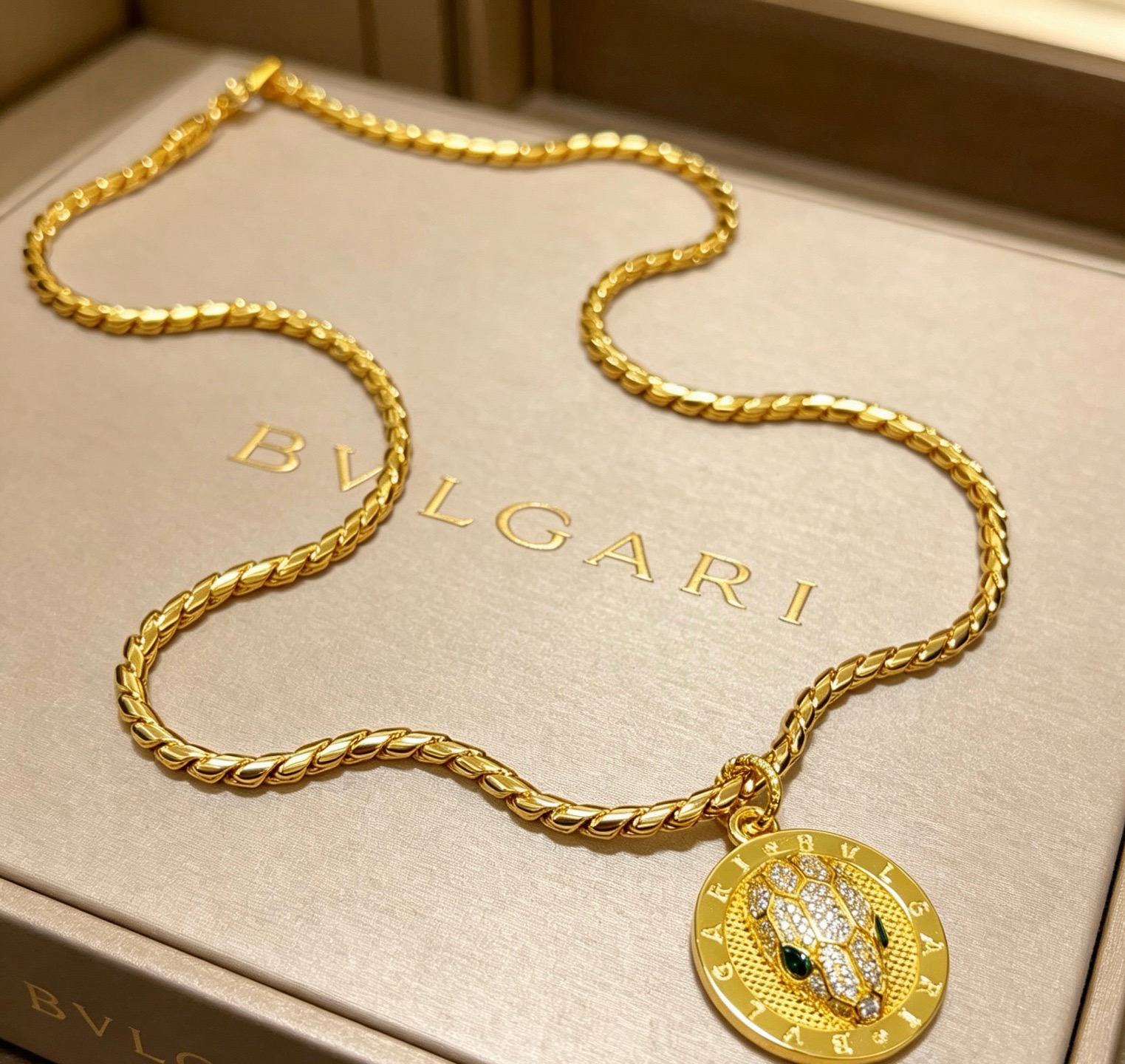 Bvlgari Serpenti necklace Yellow gold with pave clear diamonds and black onyx snake eyes 60cm