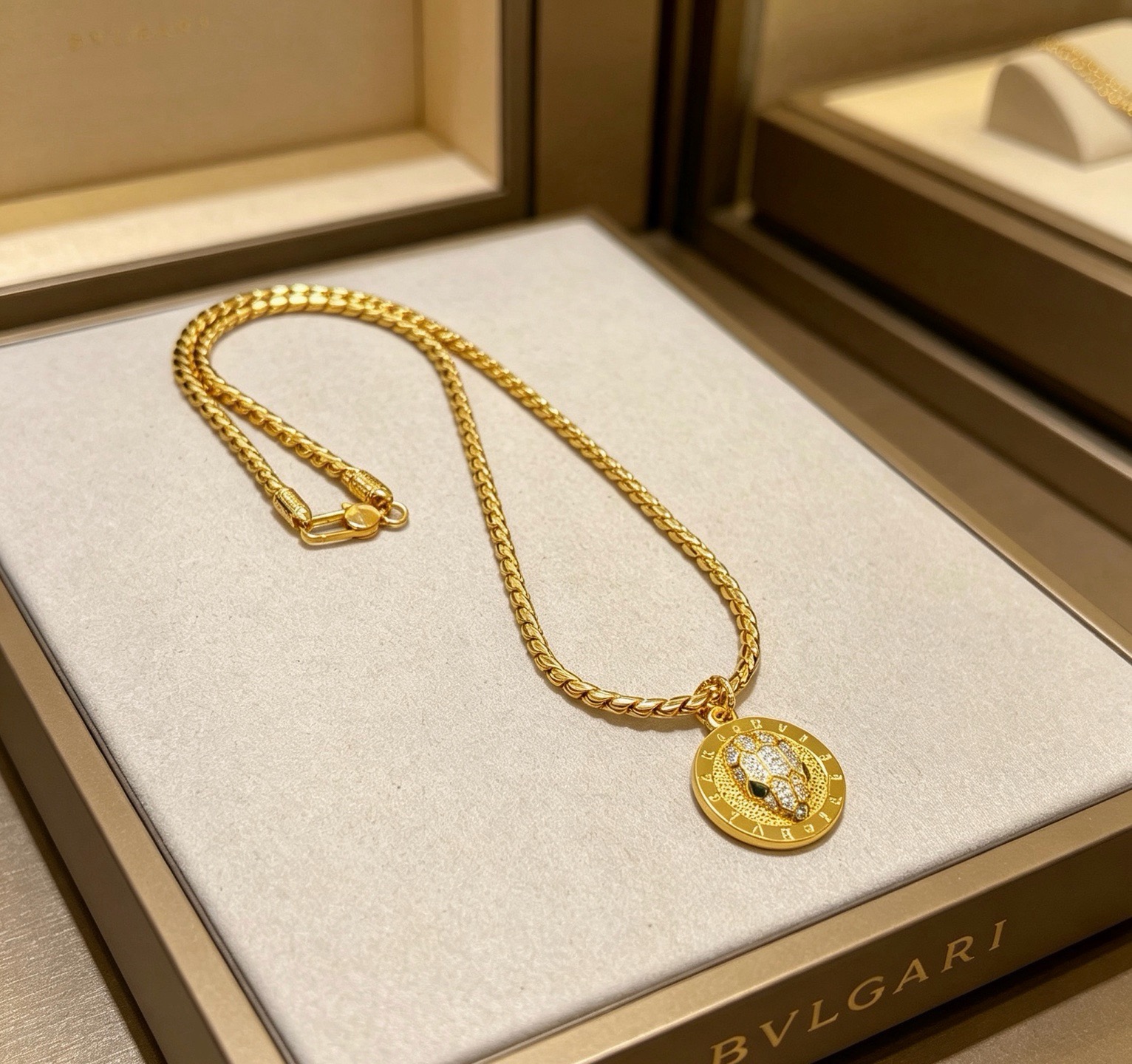 Bvlgari Serpenti necklace Yellow gold with pave clear diamonds and black onyx snake eyes 60cm