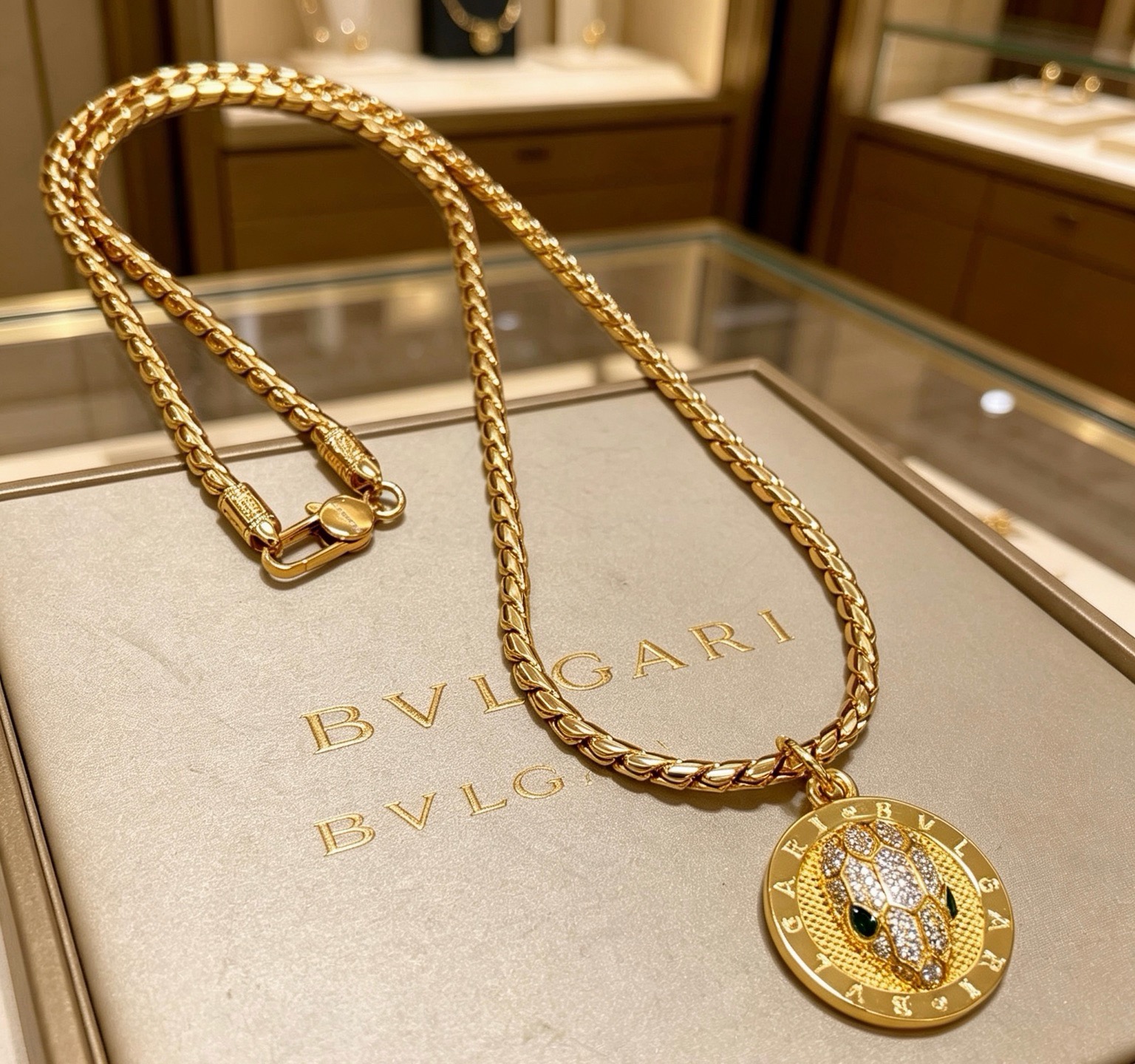 Bvlgari Serpenti necklace Yellow gold with pave clear diamonds and black onyx snake eyes 60cm