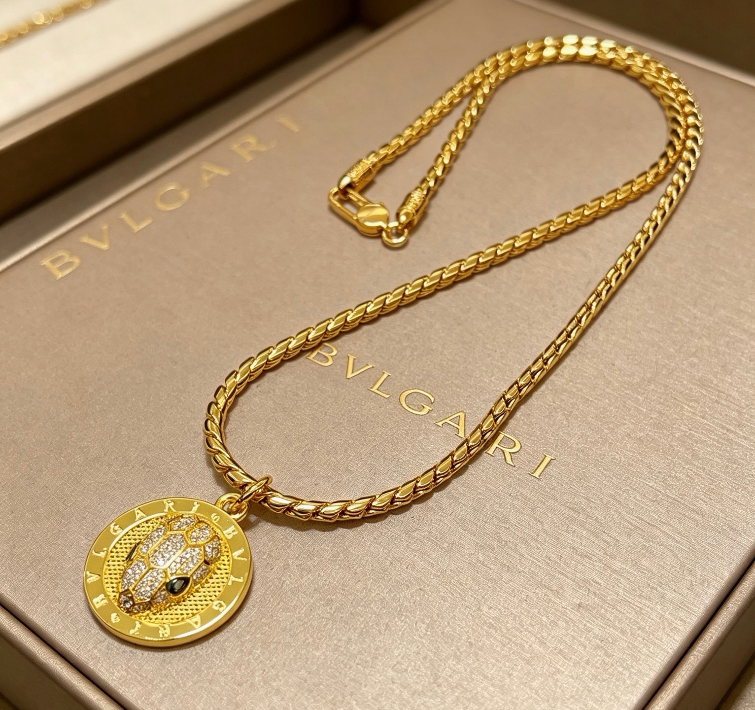 Bvlgari Serpenti necklace Yellow gold with pave clear diamonds and black onyx snake eyes 60cm