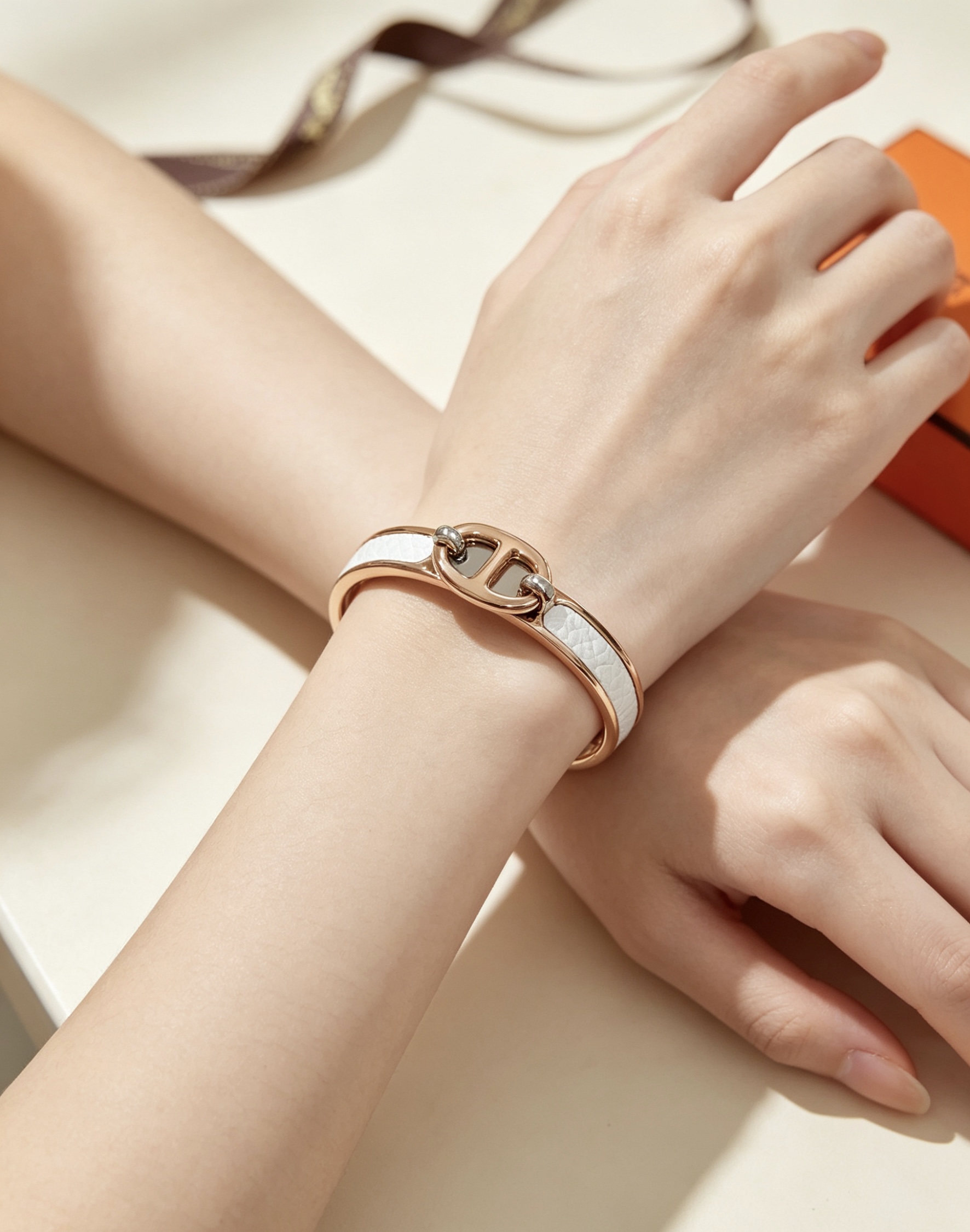 Bracciale Hermes Mini Clic Chaine d'Ancre Metallo placcato oro rosa con inserto in pelle goffrata bianca accenti hardware color argento 17 cm