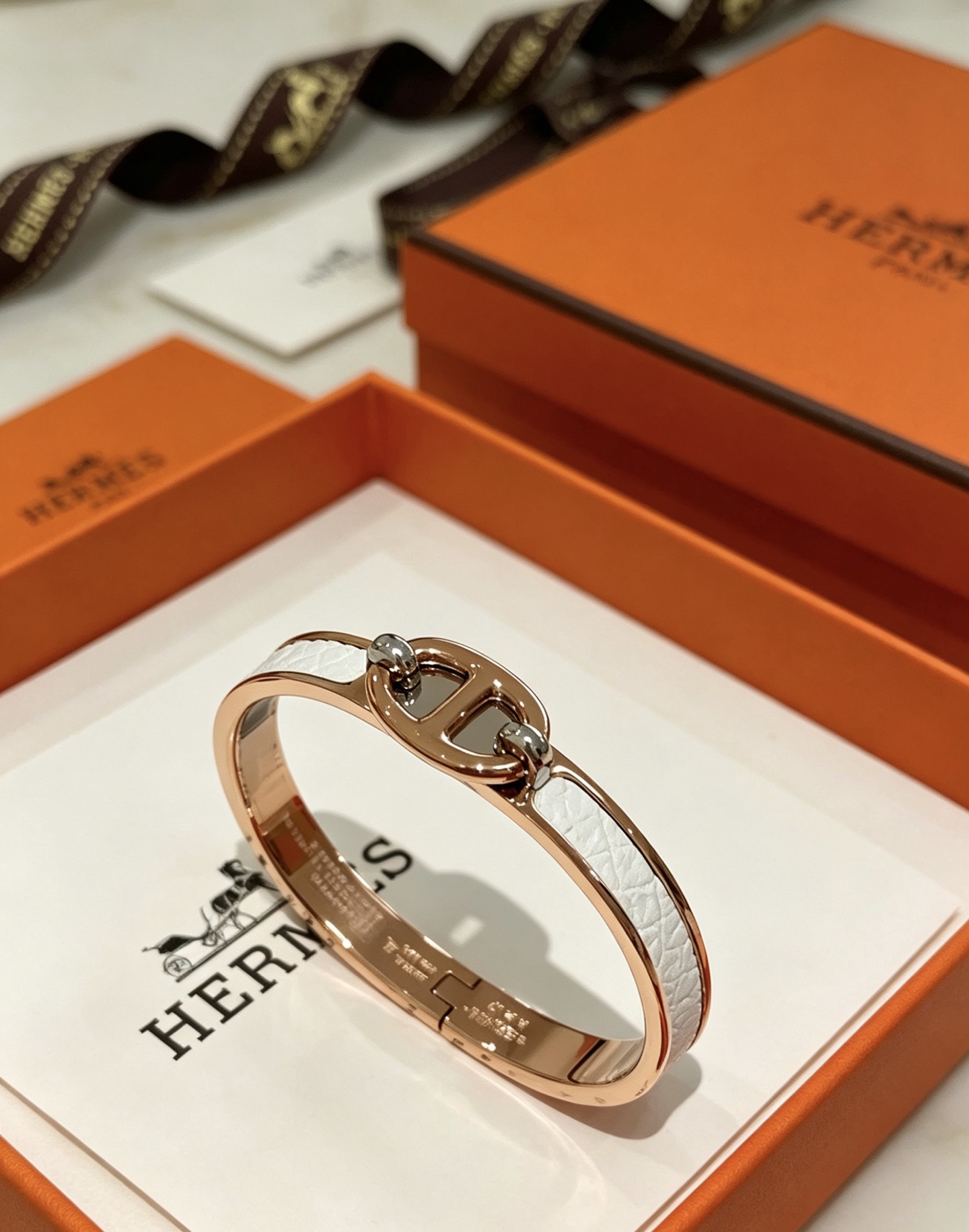 Bracciale Hermes Mini Clic Chaine d'Ancre Metallo placcato oro rosa con inserto in pelle goffrata bianca accenti hardware color argento 17 cm