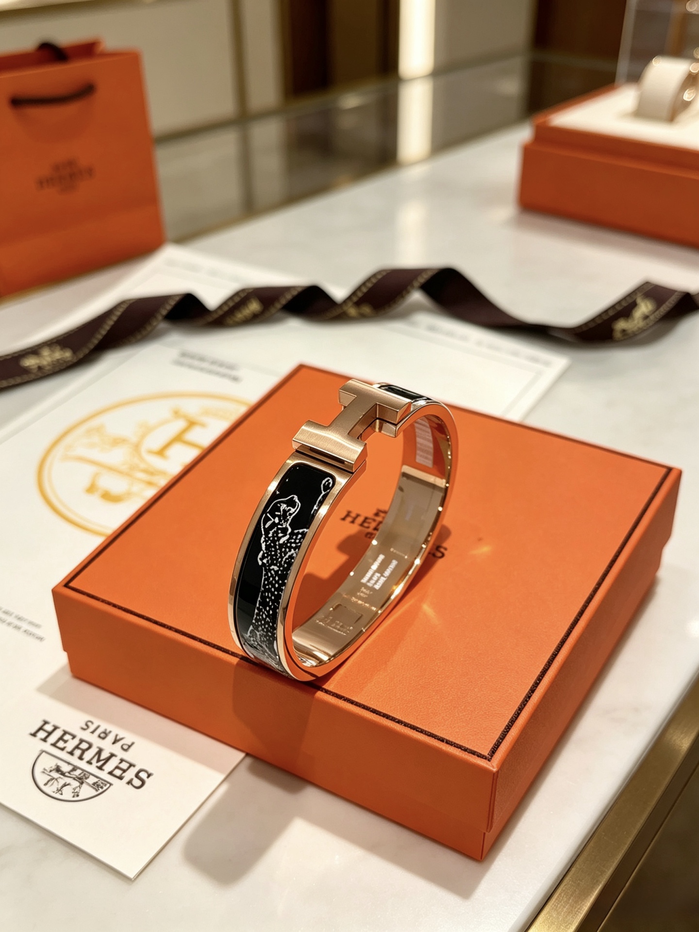 Bracciale Hermes Clic H Panthere in metallo oro rosa con smalto nero e dettaglio pantera bianca 17