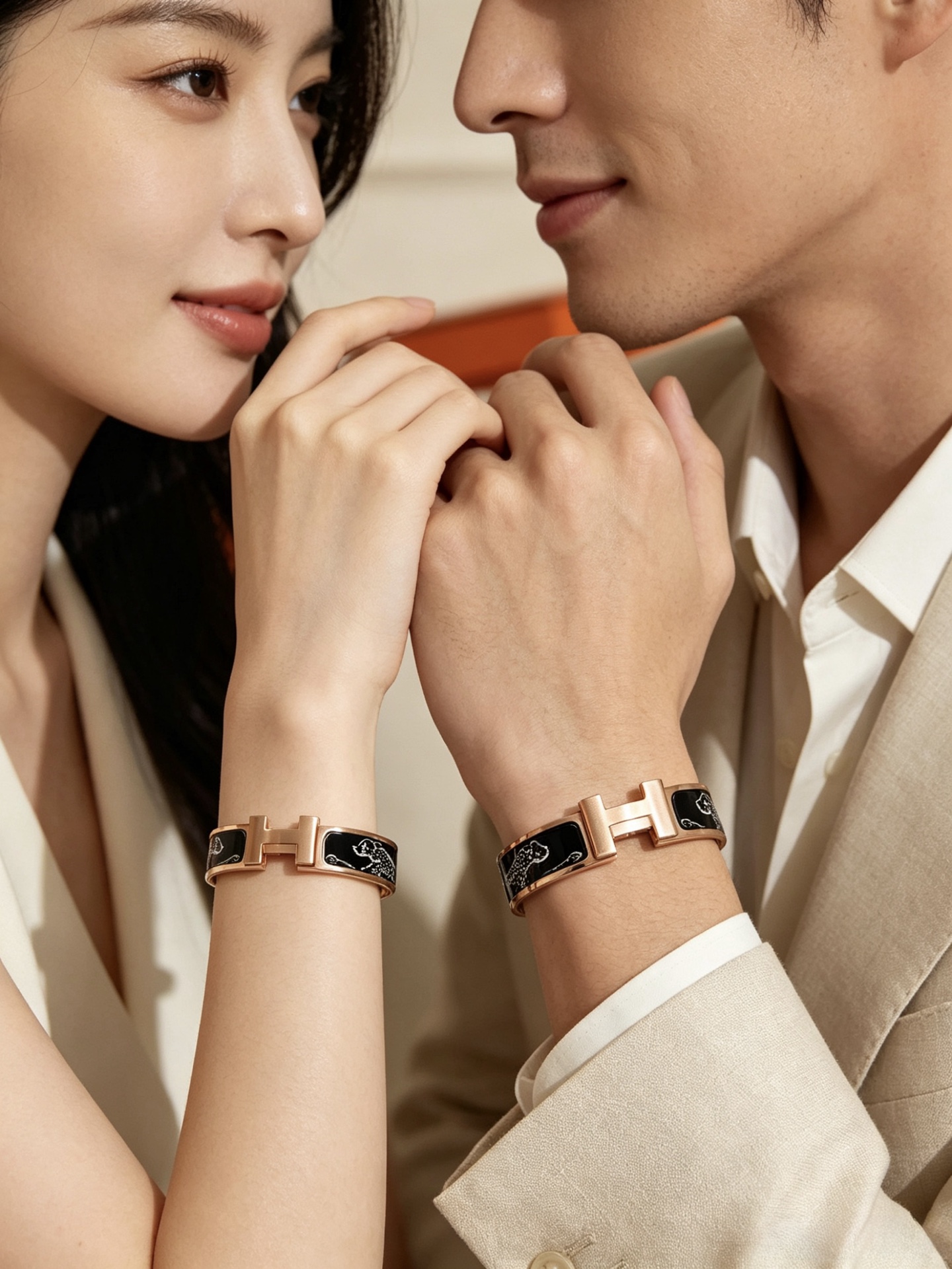 Bracciale Hermes Clic H Panthere in metallo oro rosa con smalto nero e dettaglio pantera bianca 17