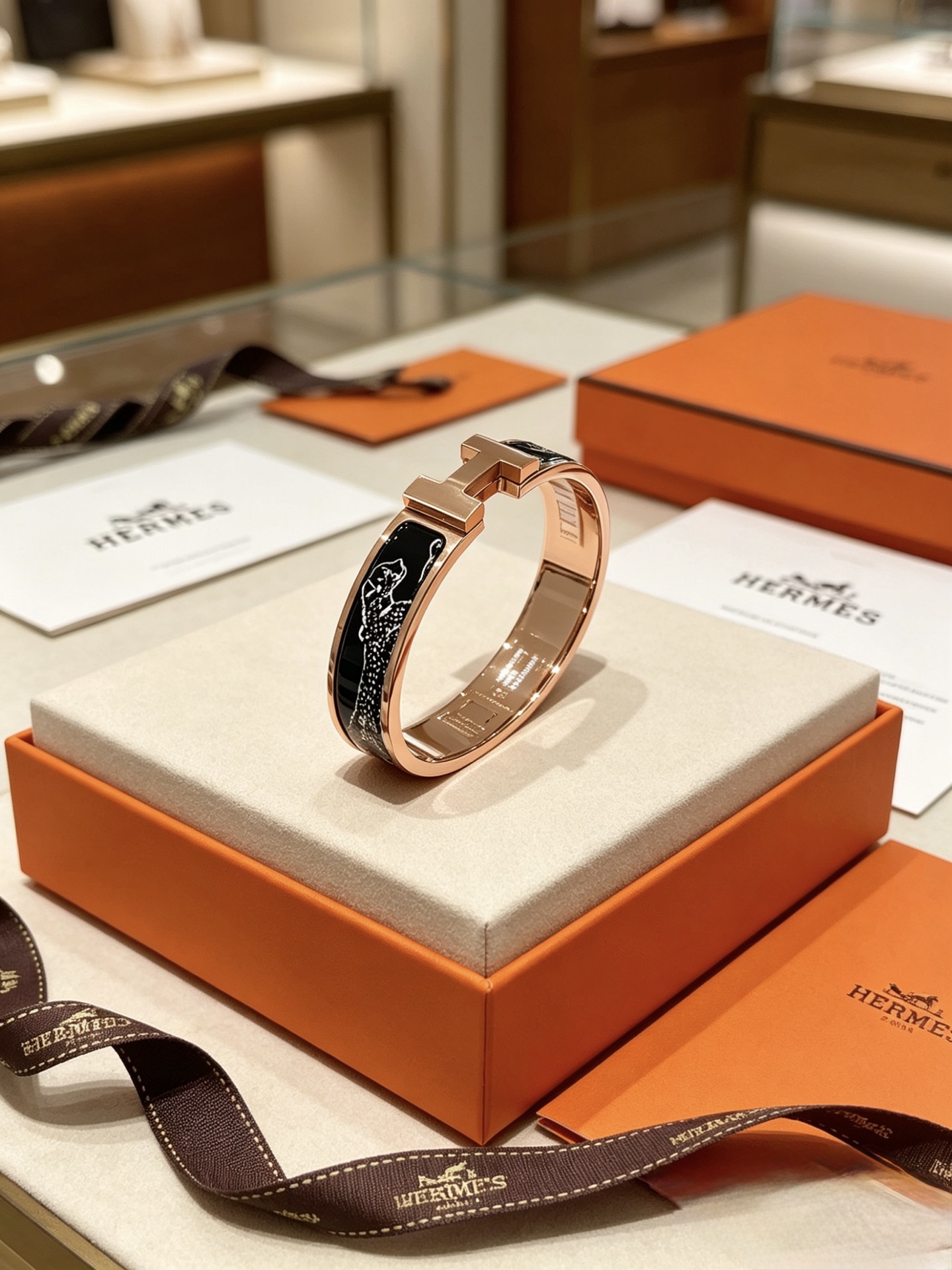 Bracciale Hermes Clic H Panthere in metallo oro rosa con smalto nero e dettaglio pantera bianca 17