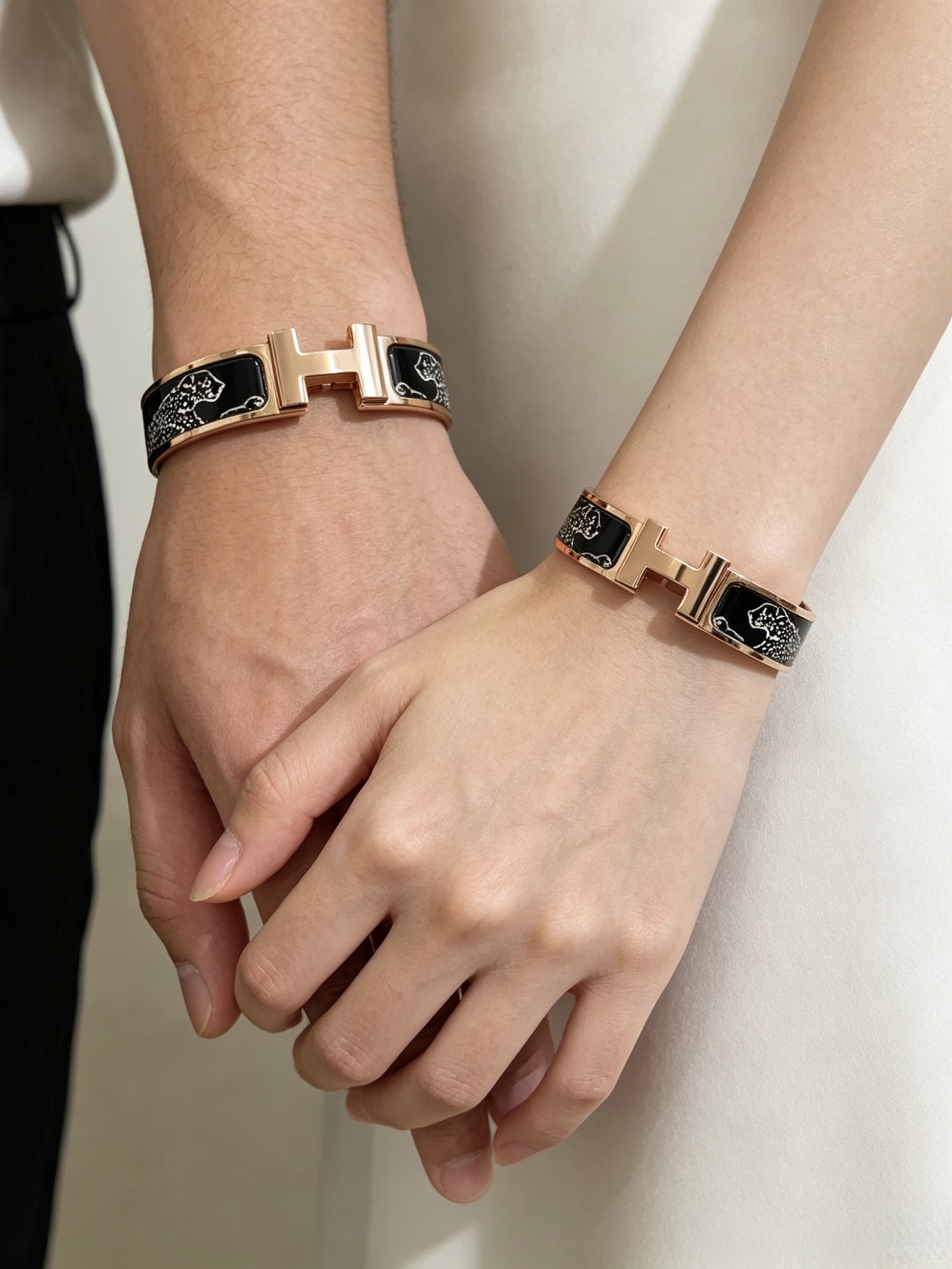 Bracciale Hermes Clic H Panthere in metallo oro rosa con smalto nero e dettaglio pantera bianca 17