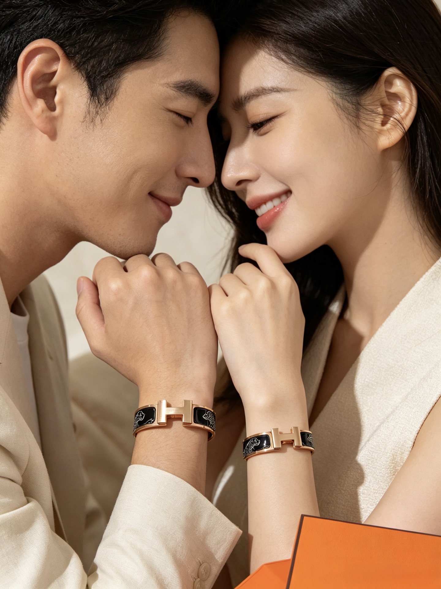 Bracciale Hermes Clic H Panthere in metallo oro rosa con smalto nero e dettaglio pantera bianca 17