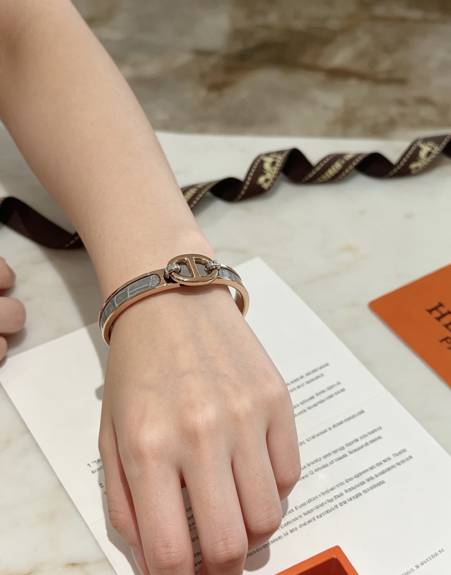 Bracciale Hermes Mini Clic Chaine d Ancre Metallo oro rosa con inserto in pelle di coccodrillo bianca 17 cm