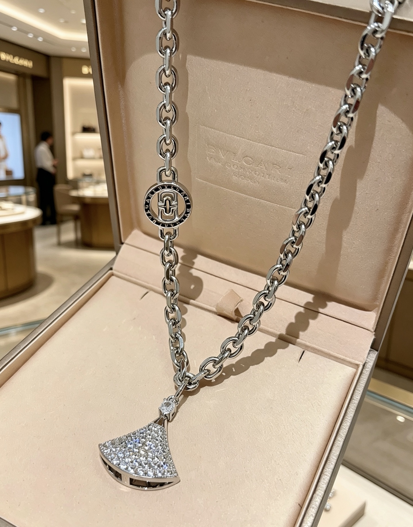Bvlgari Divas Dream necklace silver-toned white gold with full pave clear diamonds 45cm