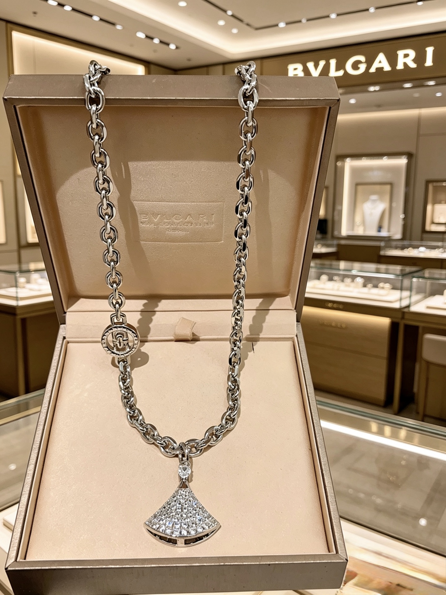Bvlgari Divas Dream necklace silver-toned white gold with full pave clear diamonds 45cm
