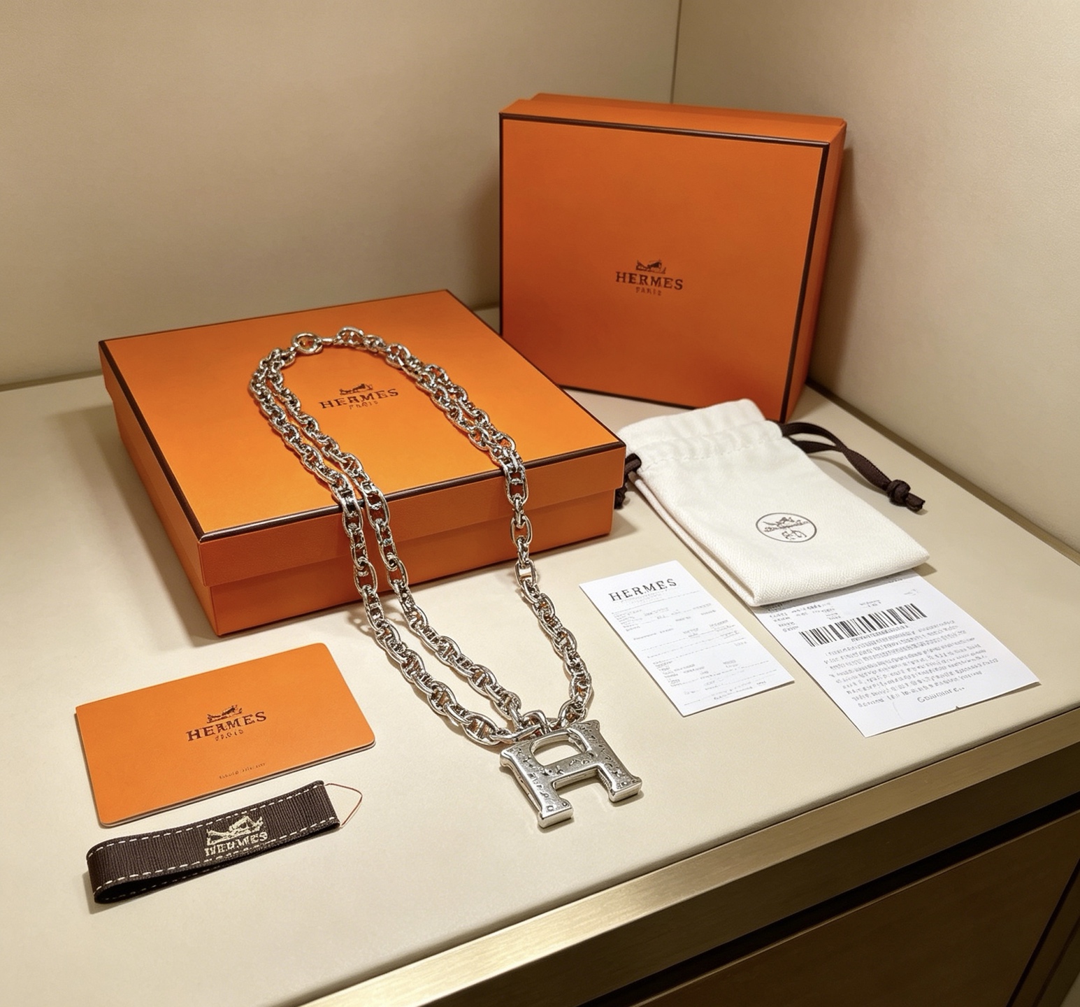 Collana con pendente Hermes H. Metallo argentato senza pietre preziose 45 cm