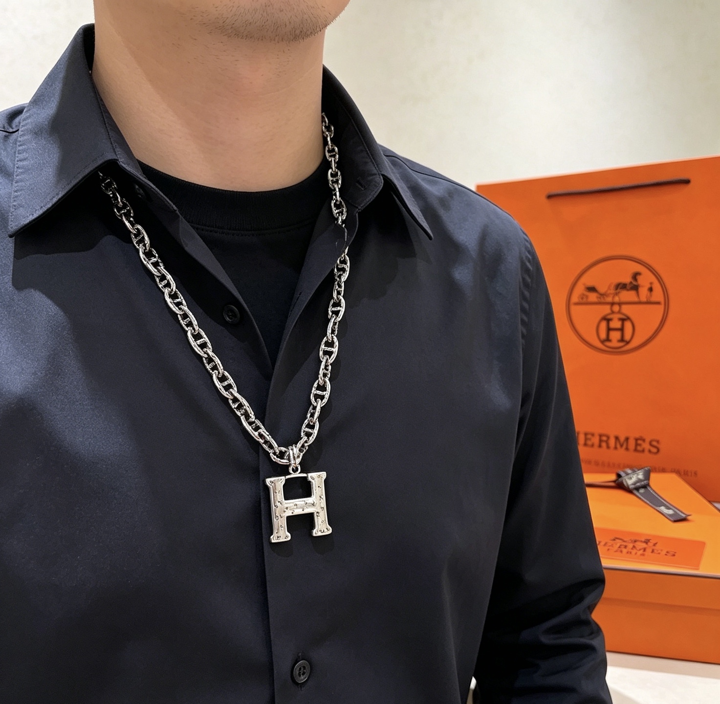 Collana con pendente Hermes H. Metallo argentato senza pietre preziose 45 cm