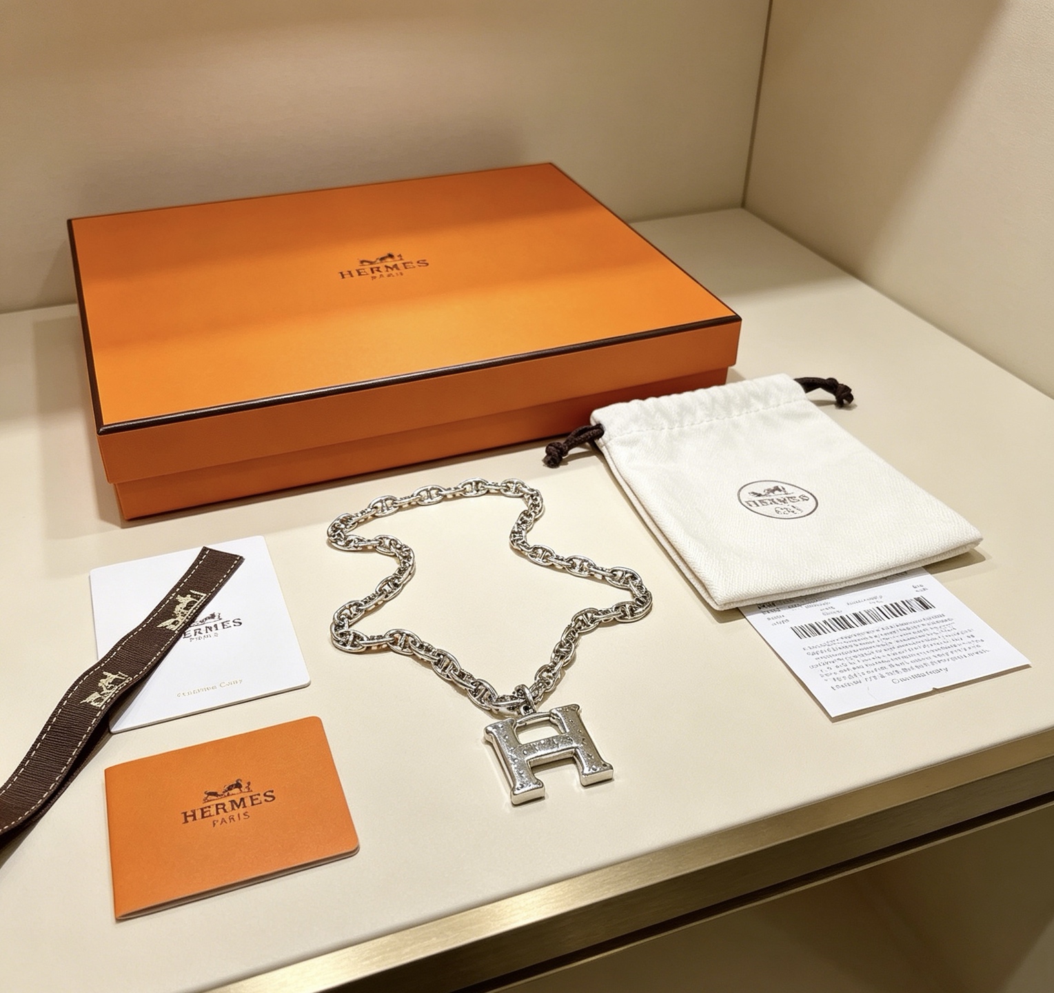 Collana con pendente Hermes H. Metallo argentato senza pietre preziose 45 cm