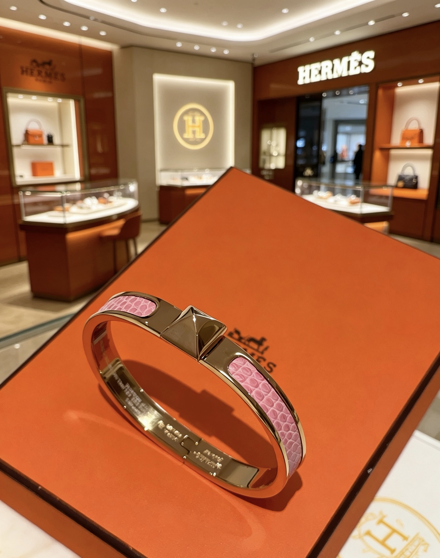 Bracelet Hermes Medor Métal doré rose avec incrustation de cuir de crocodile rose PM