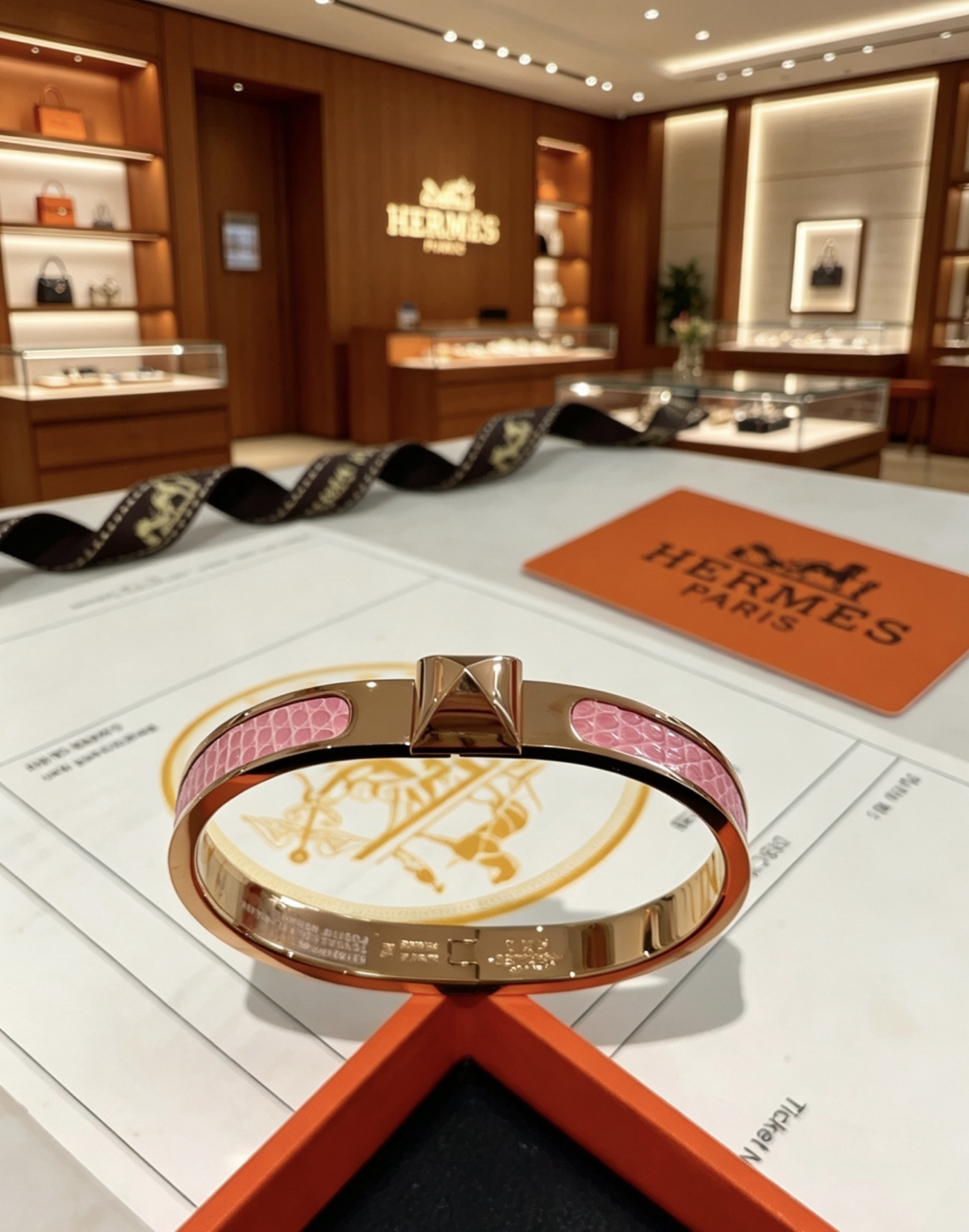 Bracelet Hermes Medor Métal doré rose avec incrustation de cuir de crocodile rose PM