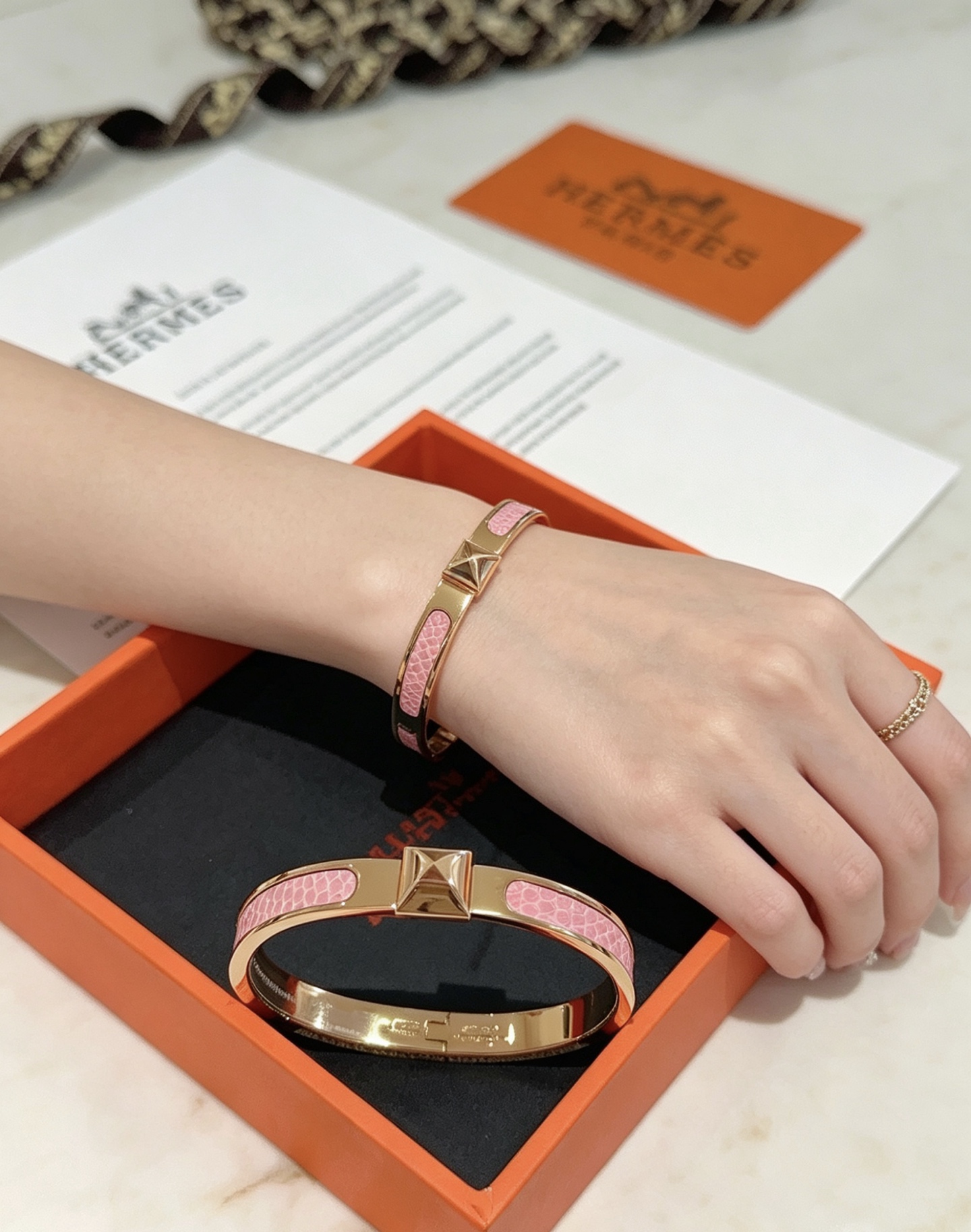 Bracelet Hermes Medor Métal doré rose avec incrustation de cuir de crocodile rose PM