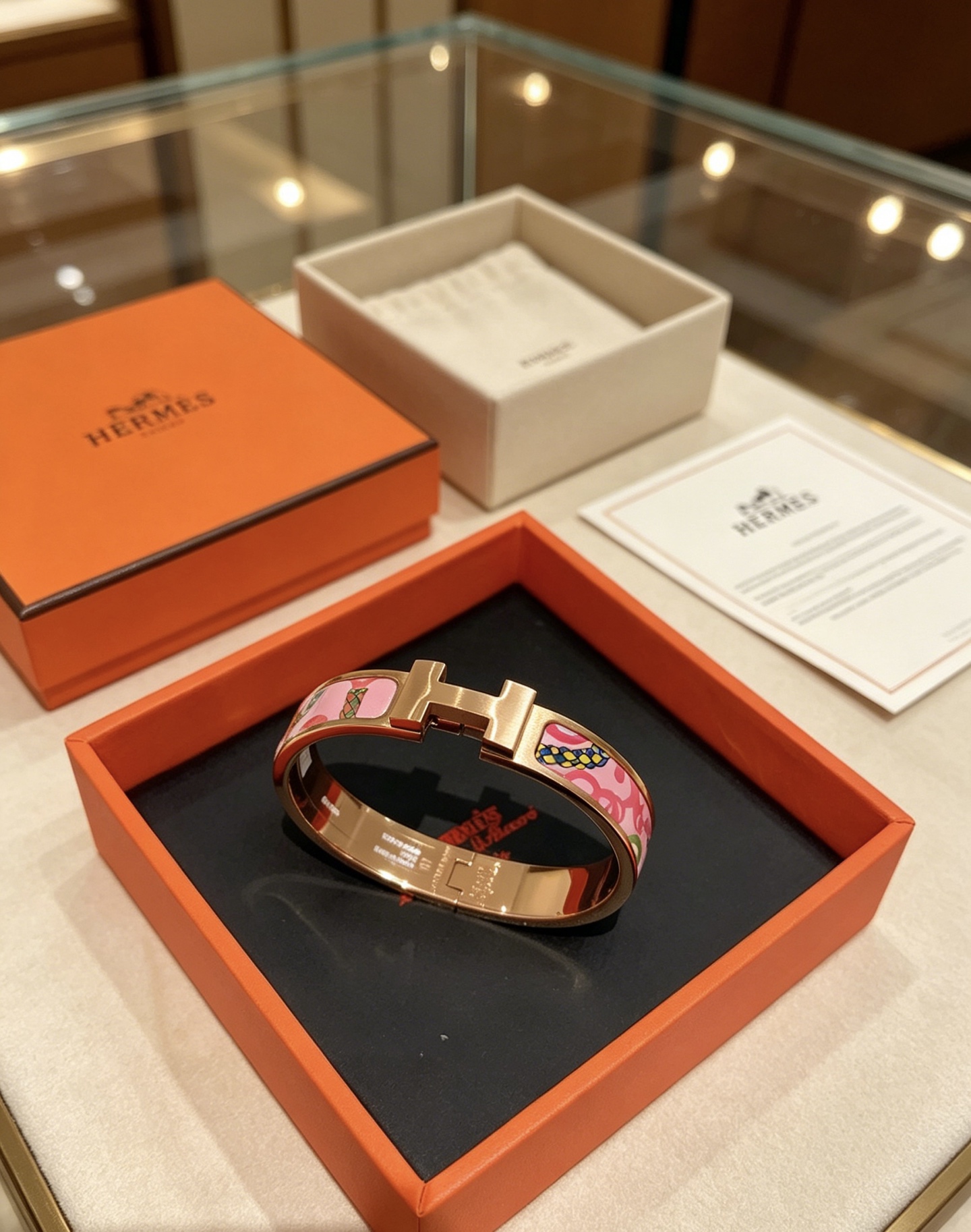 Bracciale Hermes Clic H in metallo color oro rosa con smalto rosa e motivo stampato multicolor 17