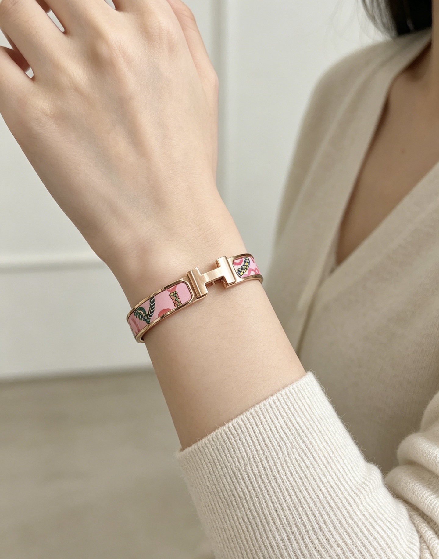 Bracciale Hermes Clic H in metallo color oro rosa con smalto rosa e motivo stampato multicolor 17