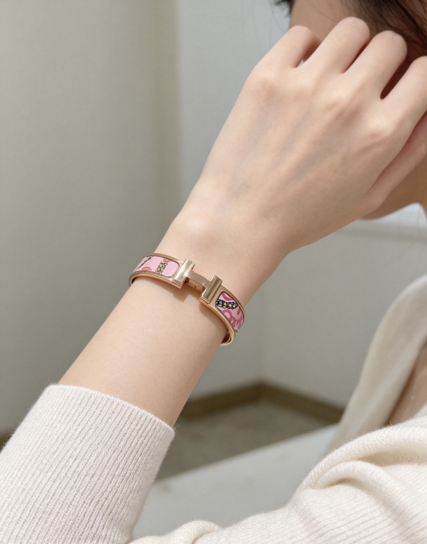 Bracciale Hermes Clic H in metallo color oro rosa con smalto rosa e motivo stampato multicolor 17